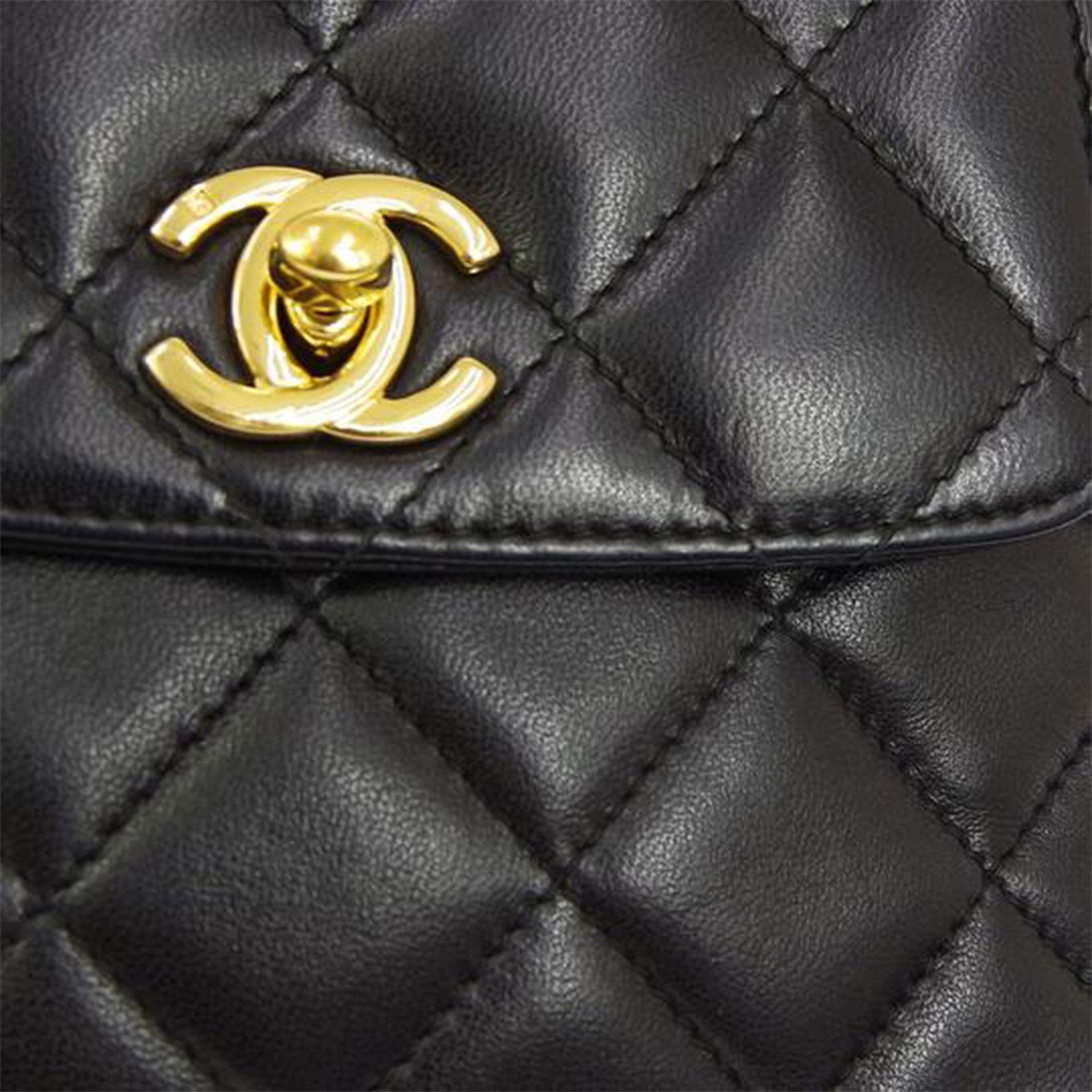 Chanel Rare Vintage Mini 1997 Fanny Pack Waist Belt Bum Bag Pouch

1997 {VINTAGE 25 ans}
Quincaillerie en or
Fermeture à rabat CC Turnlock
Ceinture classique en chaîne entrelacée avec languette dorée au logo 