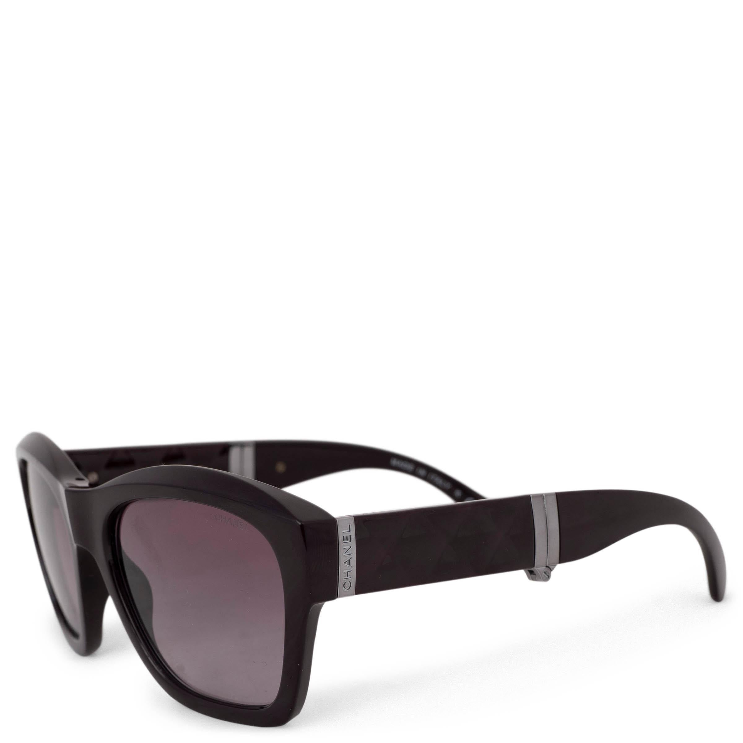 Questi occhiali da sole Foldes di Chanel, autentici al 100%, sono realizzati in acetato bordeaux con una montatura quadrata e lenti rosa sfumate. Presentano aste larghe e trapuntate con cerniere in metallo argentato con incisa la firma Chanel. Un CC