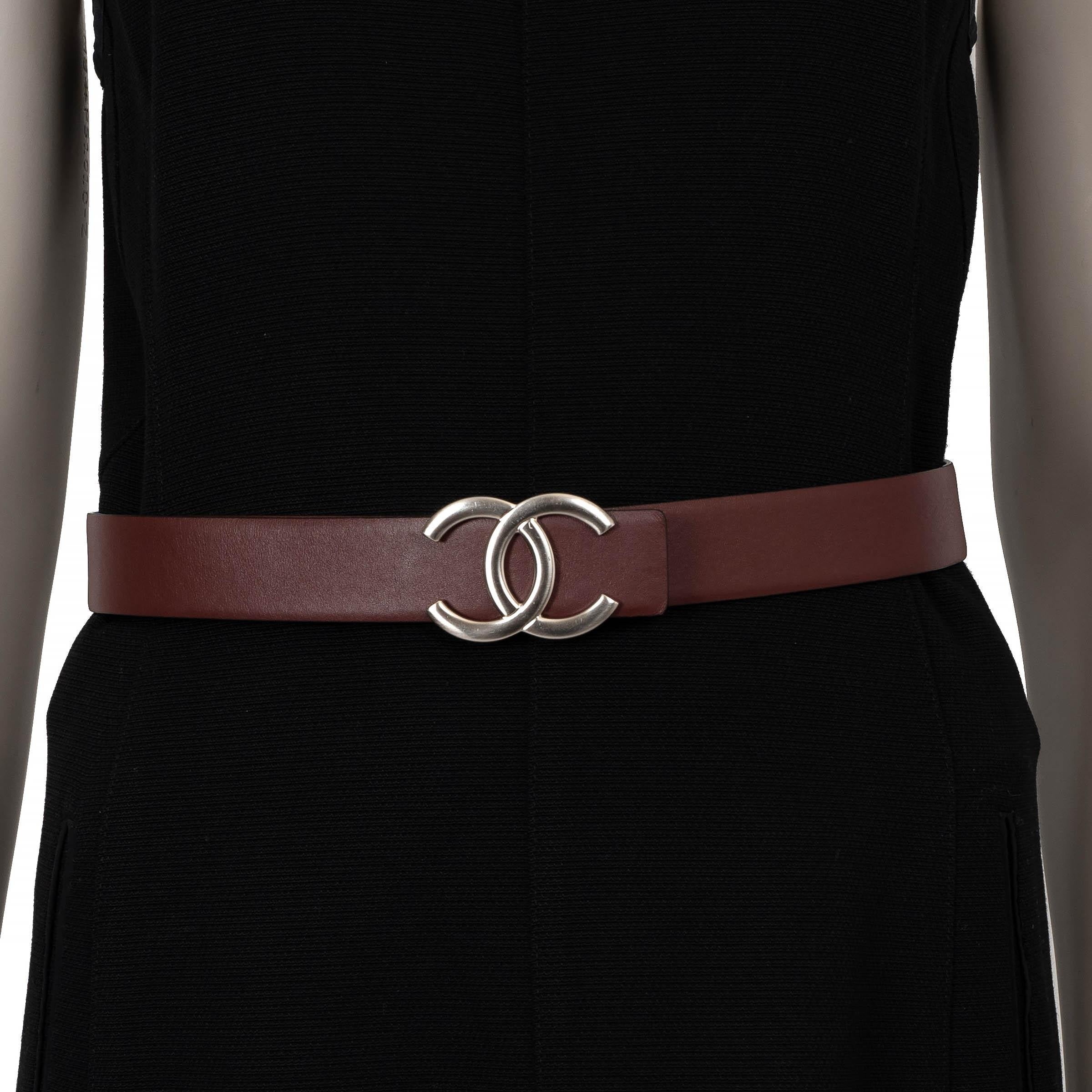 Black CHANEL burgundy & black leather 2020 REVERSIBLE Belt 75 For Sale