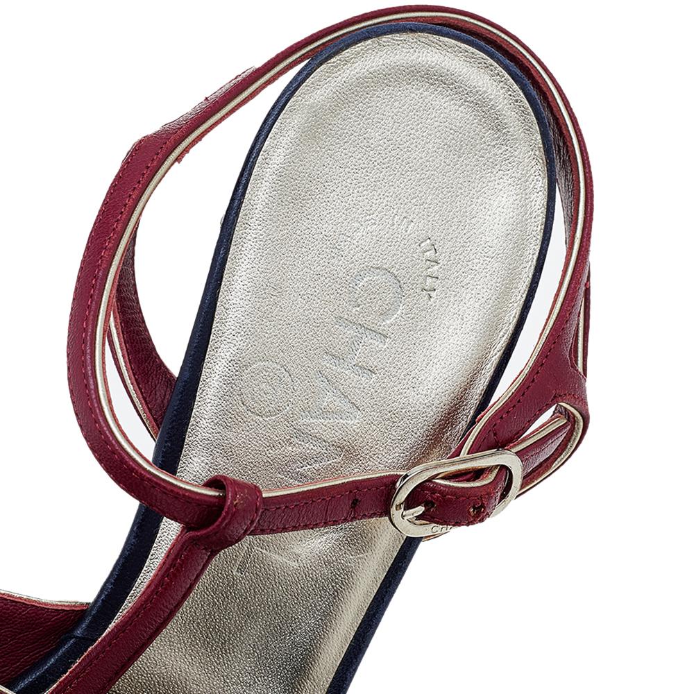 Diese Sandalen von Chanel vereinen Komfort und Mode. Diese flachen Sandalen sind aus Leder gefertigt und mit einer bequemen, ledergefütterten Innensohle und Schnallenriemen am Knöchel ausgestattet. Kombinieren Sie sie mit Hemdkleidern oder