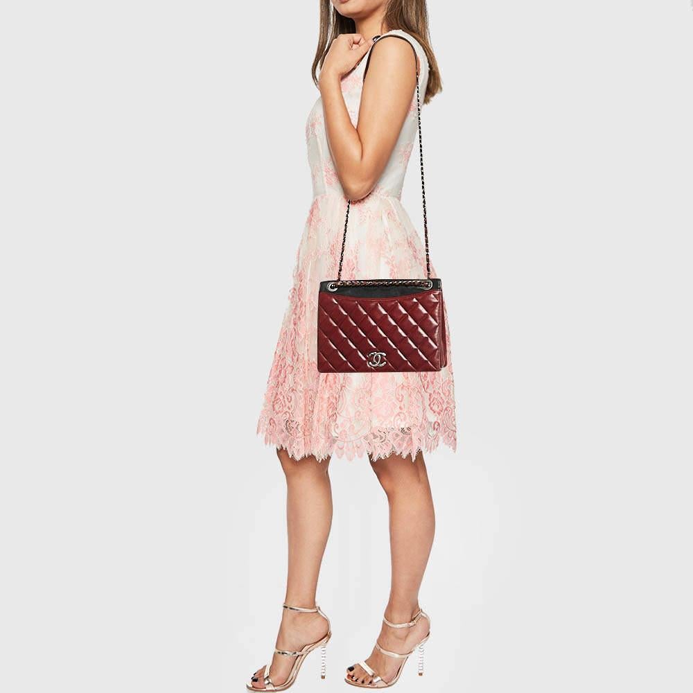 Nous sommes en admiration devant ce sac à rabat de Chanel, car il est séduisant de manière surréaliste. Fabriqué de manière exquise à partir de cuir et de toile dans leur design de courtepointe.  Il porte son Label sur l'intérieur en cuir et le logo