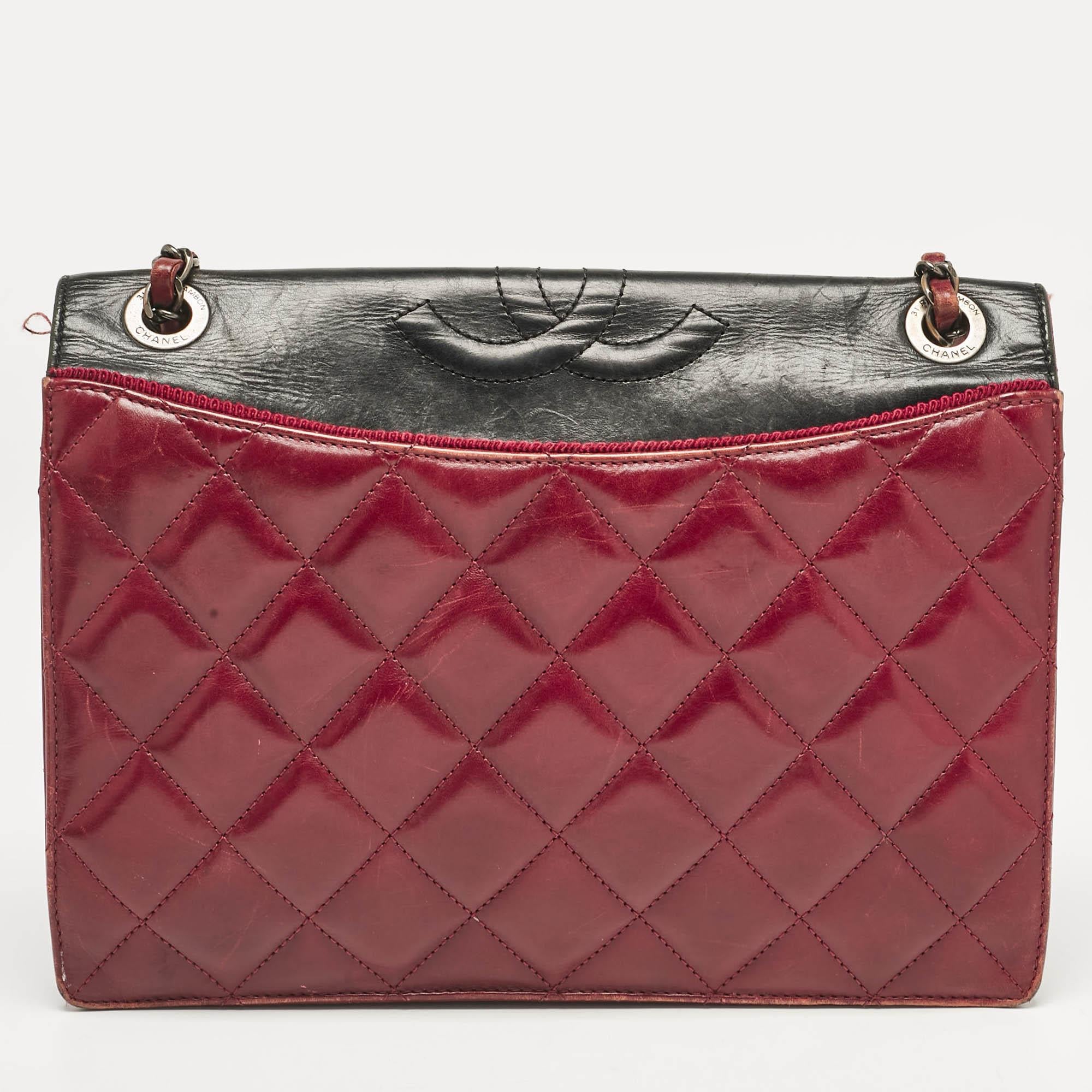 Chanel Burgundy/Black Quilted Leather and Canvas Medium Ballerine Flap Bag État moyen - En vente à Dubai, Al Qouz 2