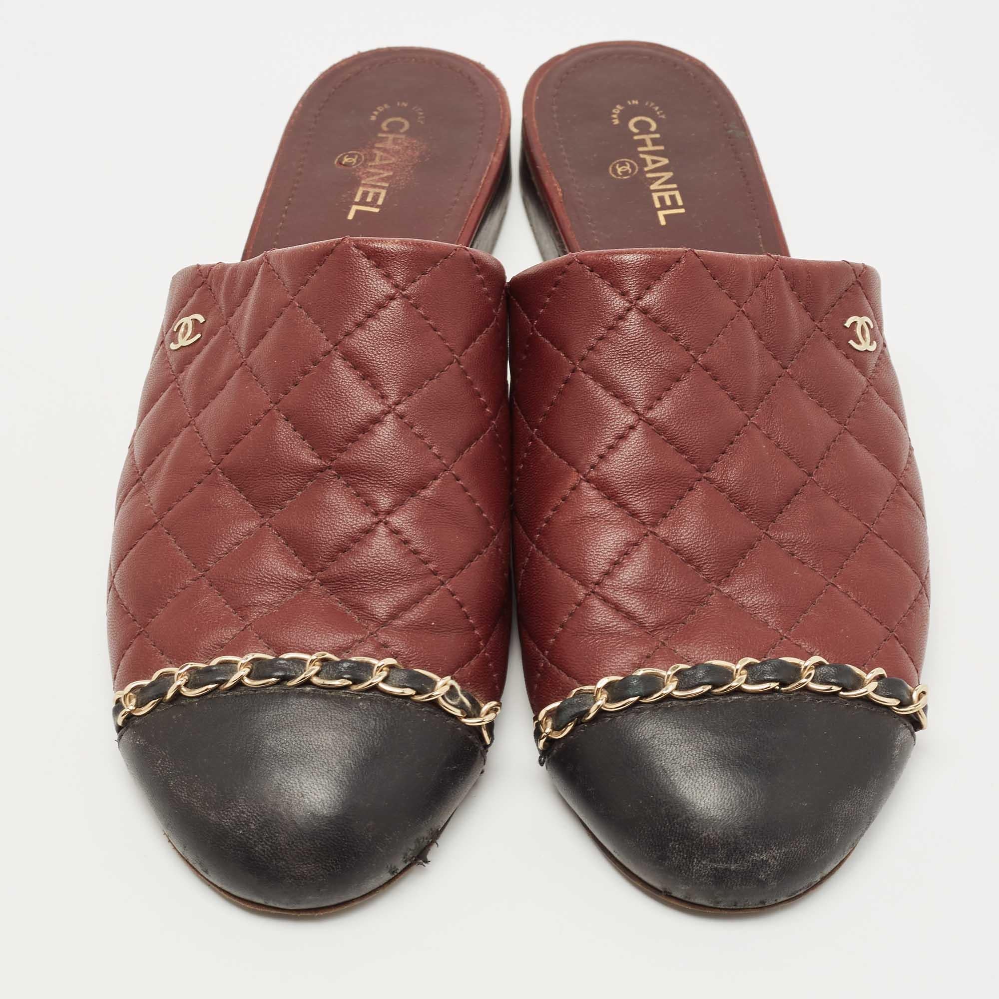 Chanel Burgundy/Black Quilted Leather Chain Detail Mules Size 39.5 In Fair Condition In Dubai, Al Qouz 2