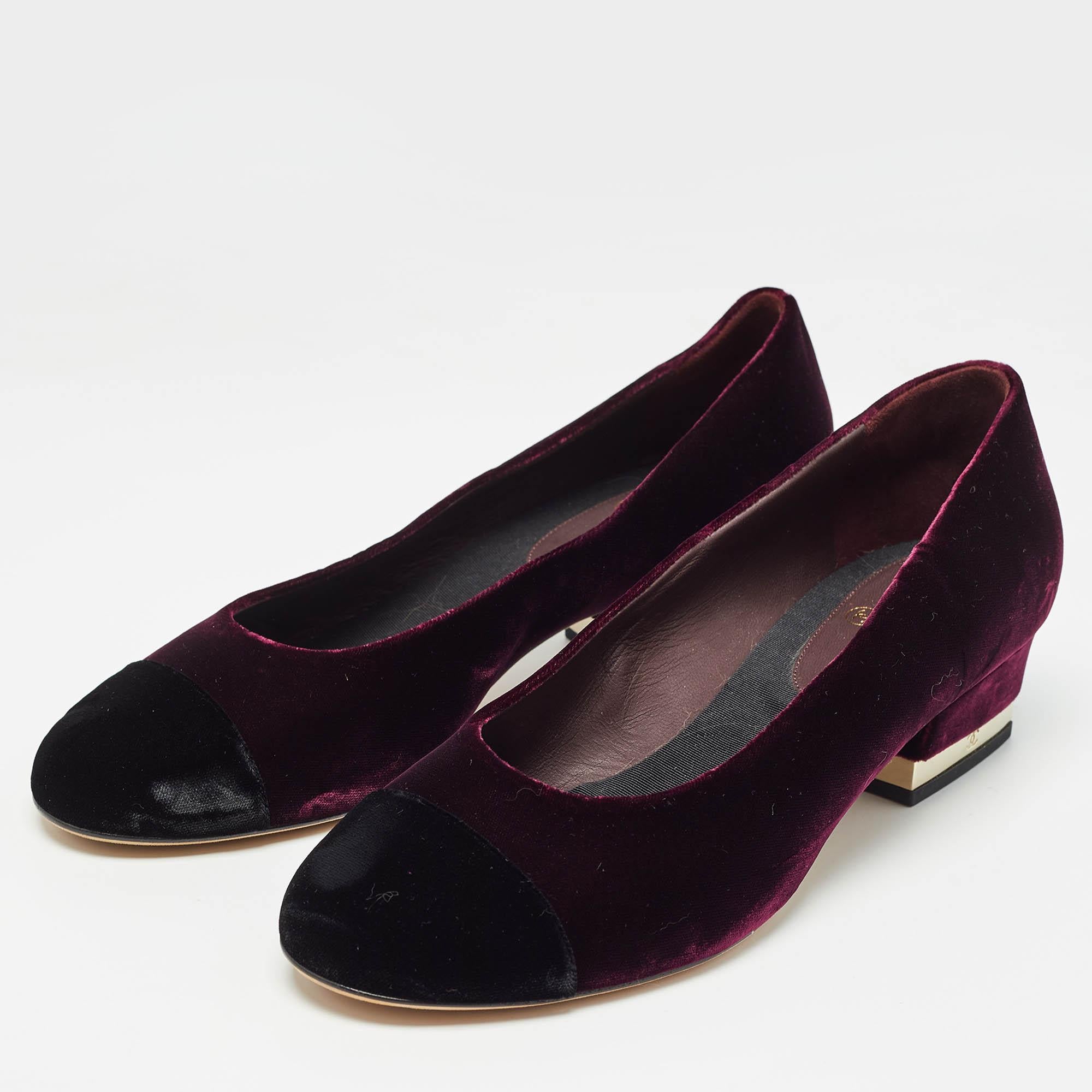 Cut into a timeless silhouette, this pair of pumps is simple yet classy. With a classy shade, it flaunts durable soles and comfortable footbeds.