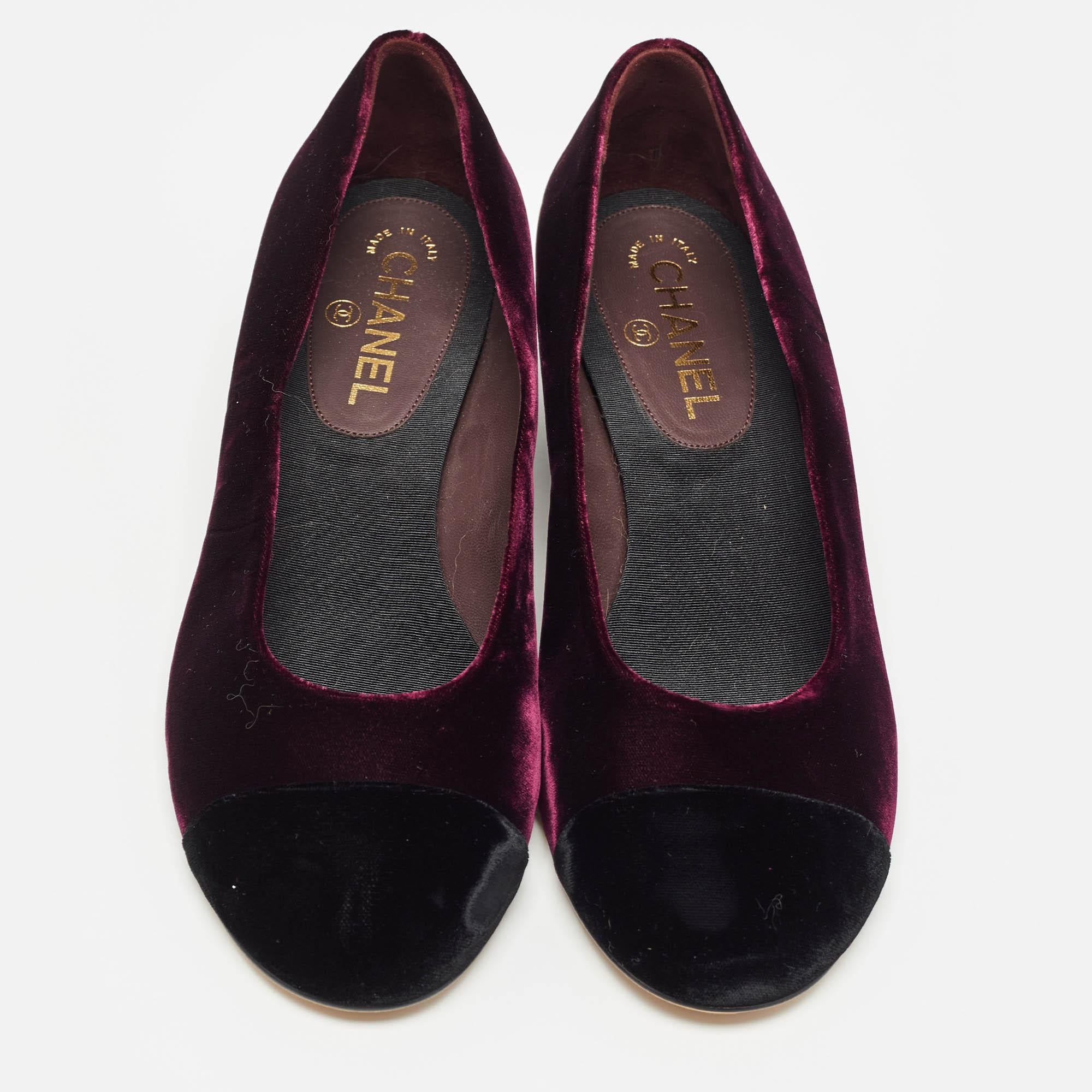 Chanel Burgundy/Black Velvet Block Heel Pumps Size 40 In Fair Condition In Dubai, Al Qouz 2
