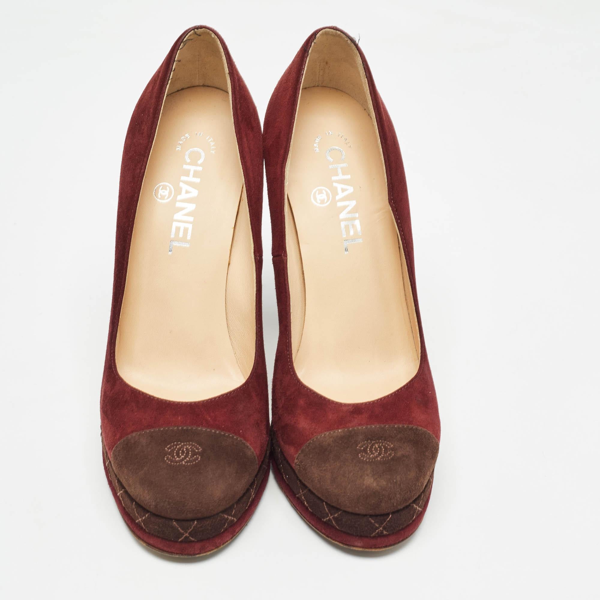 Chanel Burgundy/Brown Suede CC Cap Toe Platform Pumps Size 38 In Good Condition In Dubai, Al Qouz 2