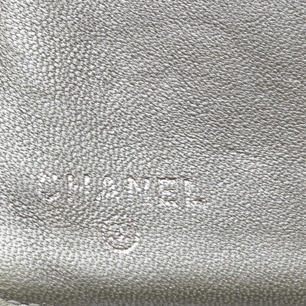 Chanel Burgundy Camellia Embossed Leather Bifold Wallet In Good Condition In Dubai, Al Qouz 2