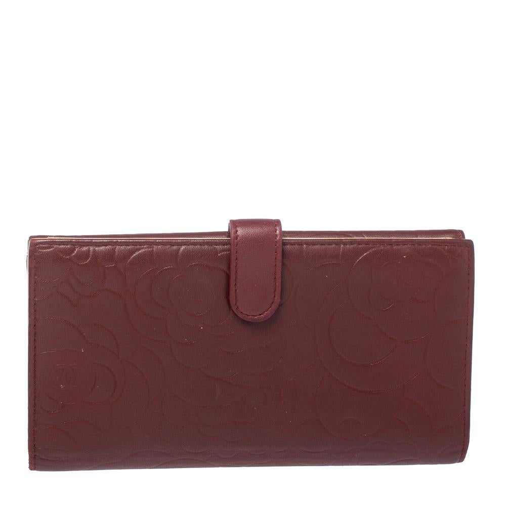 Simple and sophisticated, this Chanel wallet will be an amazing addition to your collection! Lovely in burgundy, it is crafted from leather and features the signature Camellia motifs embossed on the exterior. It flaunts the iconic CC logo in