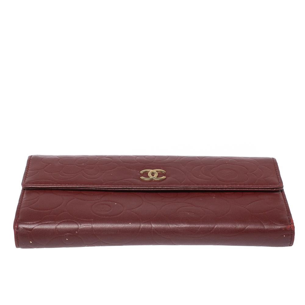 Chanel Burgundy Camellia Embossed Leather Flap Wallet In Fair Condition In Dubai, Al Qouz 2