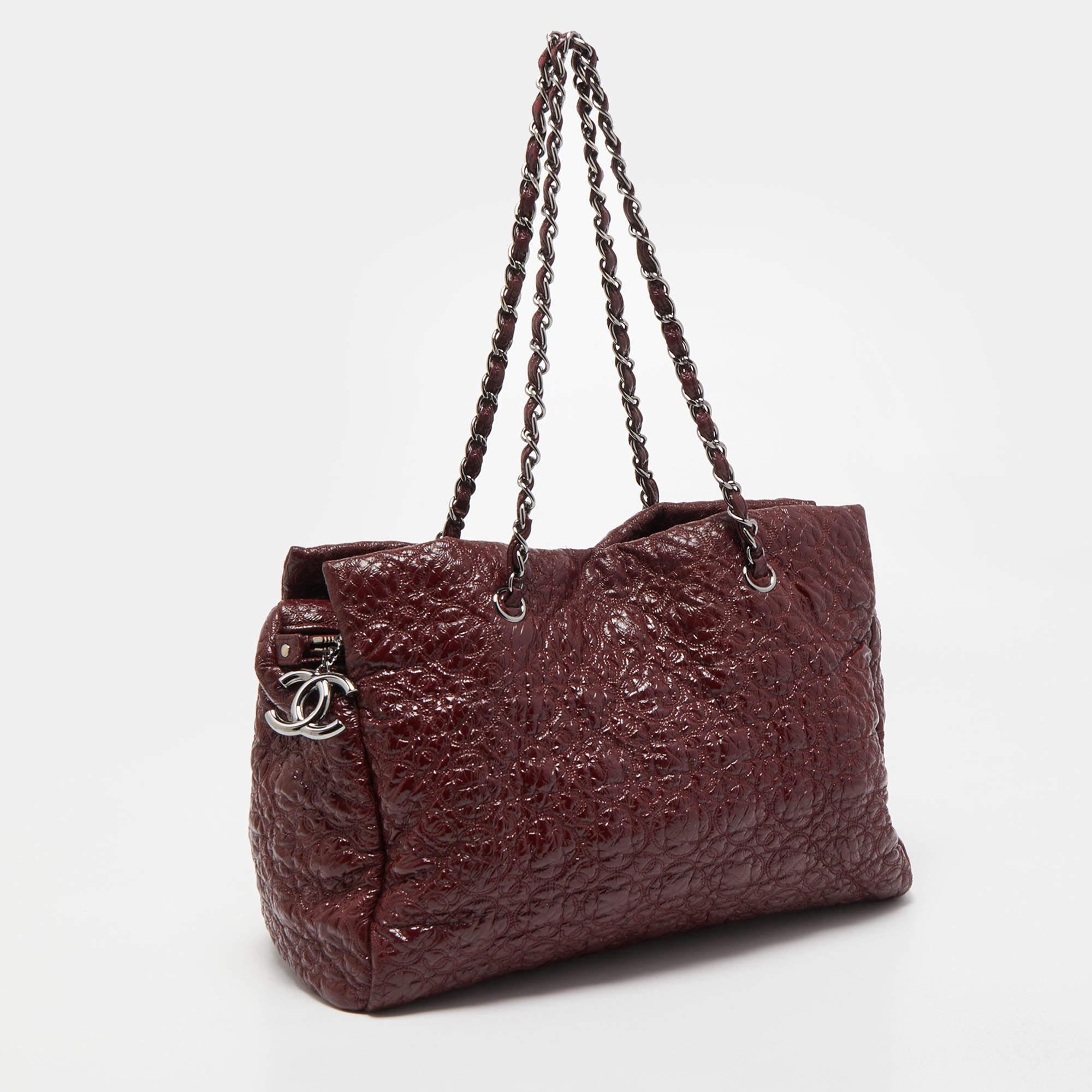 Chanel Burgundy Camellia Embossed Patent Leather Shoulder Bag In Fair Condition In Dubai, Al Qouz 2