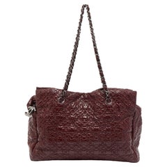 Chanel Borsa a tracolla in pelle verniciata con stampa a camelia in borgogna