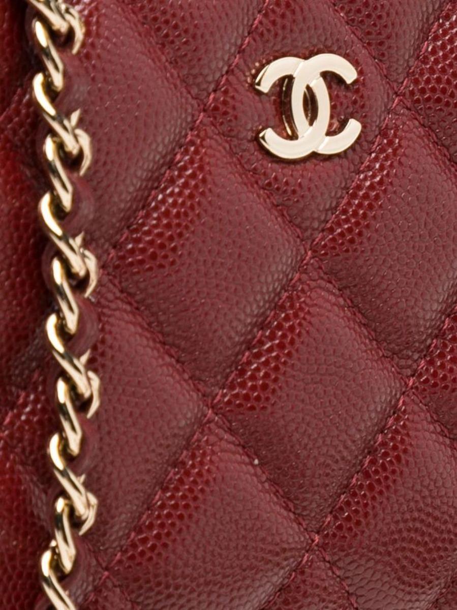 Chanel Burgunderfarbene Portemonnaie in Kaviar mit doppeltem Reißverschluss an Kette  (Braun)