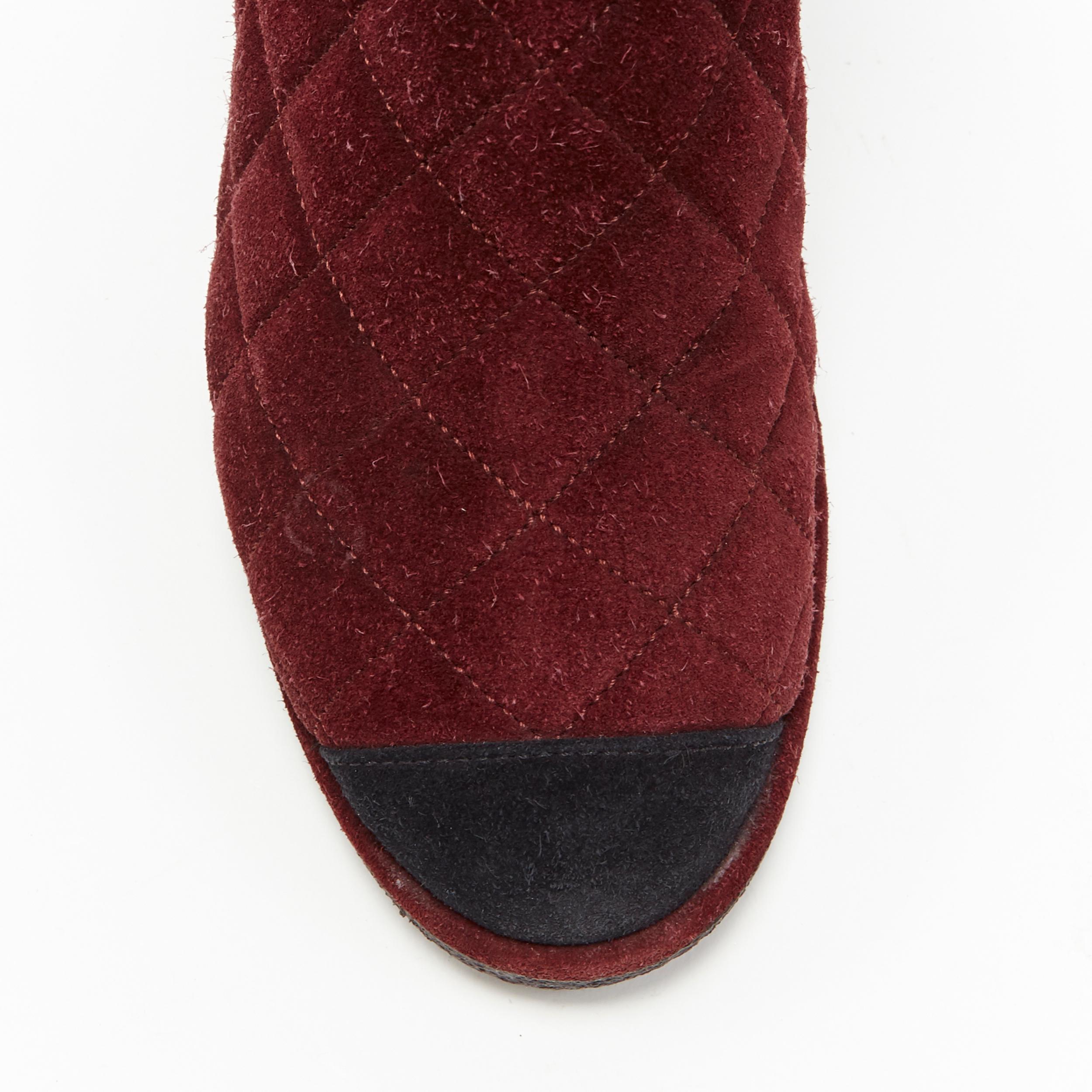 CHANEL burdeos CC rojo diamante acolchado gamuza puntera shearling botín EU37 2