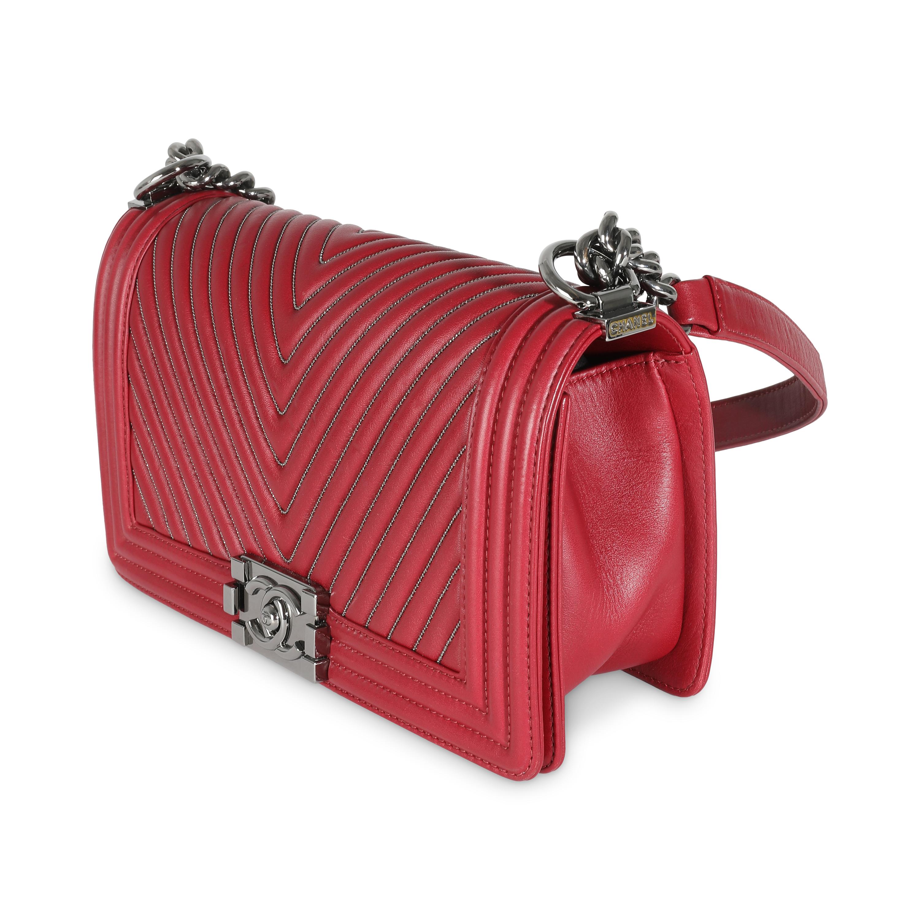 Chanel Burgundy Chevron Calfskin Chain Medium Boy Bag In Excellent Condition For Sale In New York, NY