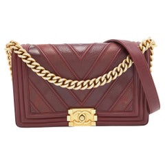 Chanel Burgunderfarbene Chevron Kaviar- und Leder Medium Boy Klappentasche