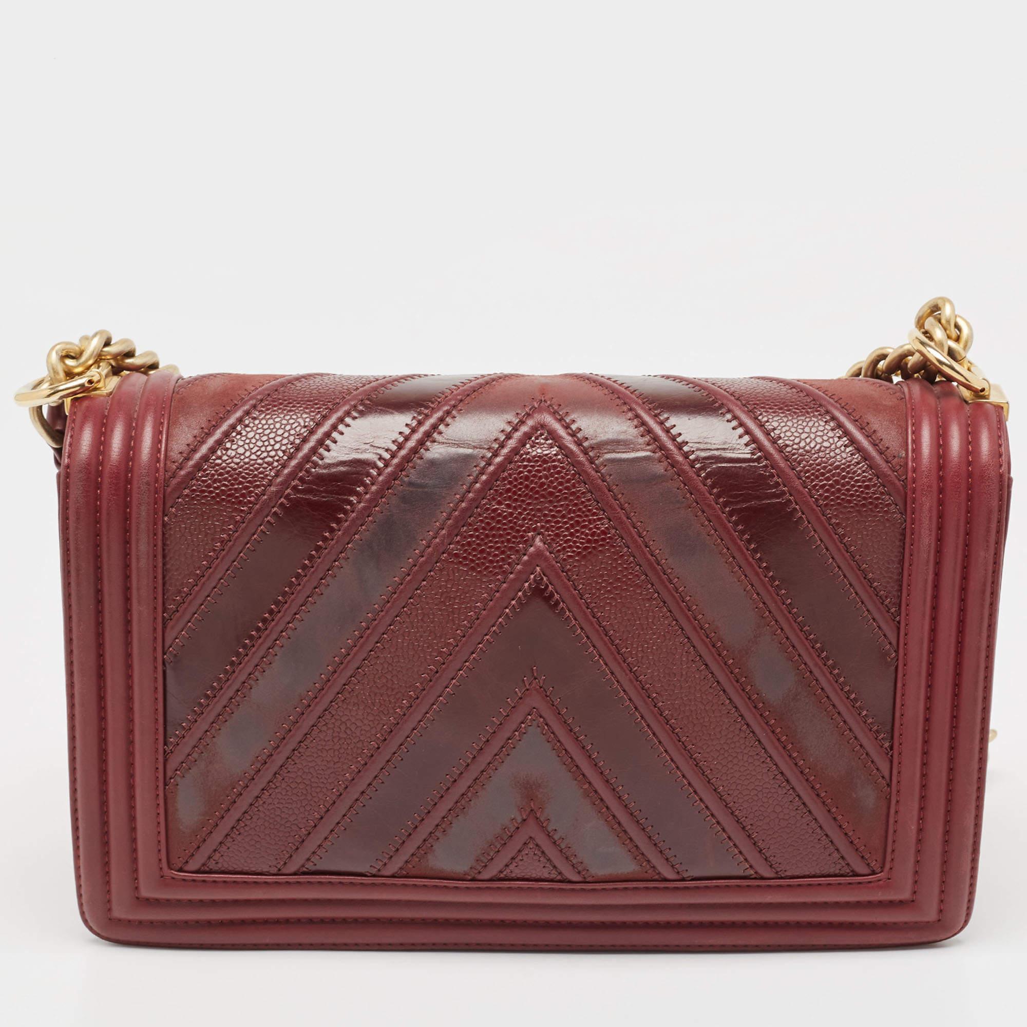 Designertaschen sind ideale Begleiter für viele Gelegenheiten! Hier haben wir ein mit Präzision gefertigtes Stück, das Mode und Funktionalität vereint. Er ist mit einem großzügigen Innenraum ausgestattet, in den alle wichtigen Dinge passen.

