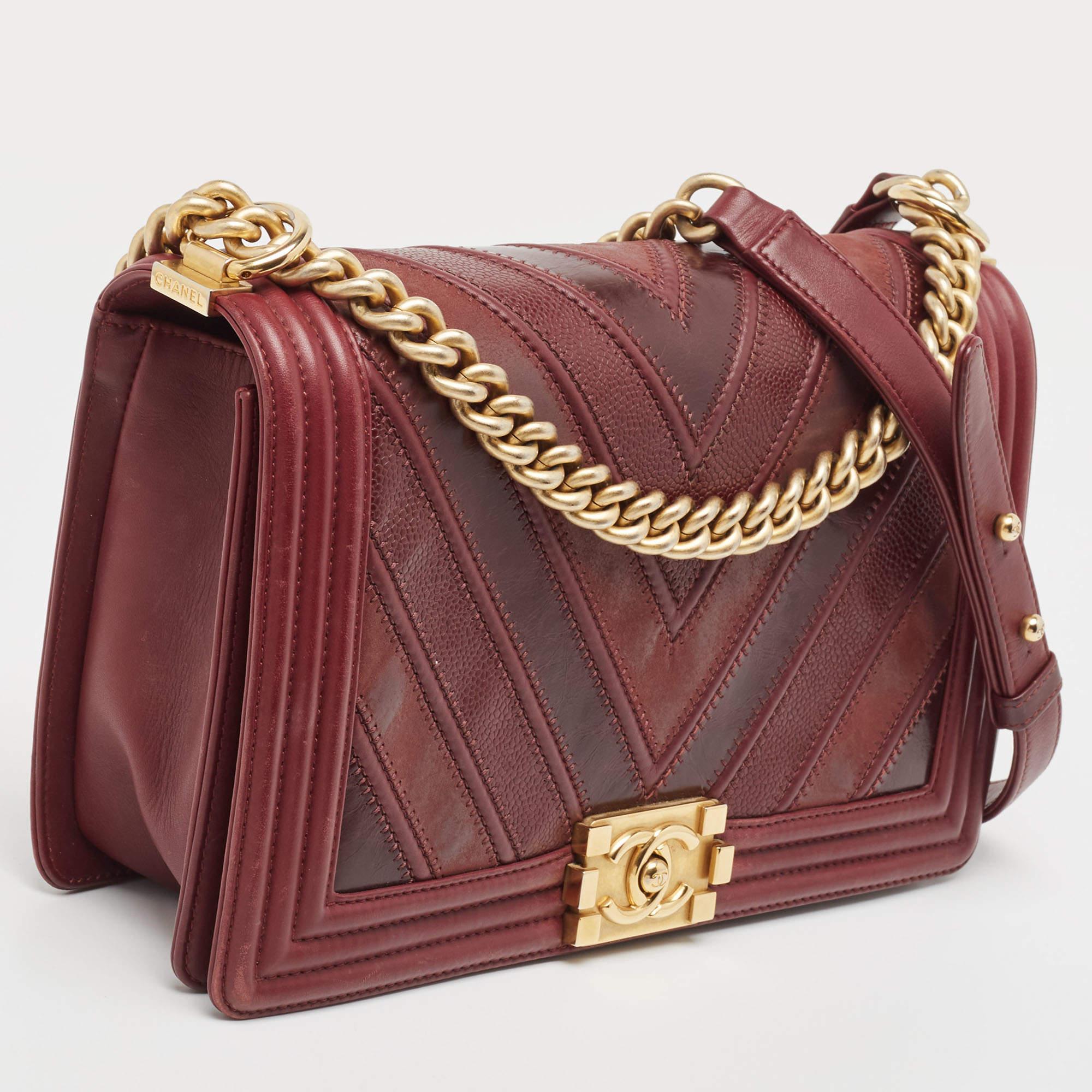 Chanel Burgund Chevron Kaviar Leder und Leder Neu Medium Boy Bag im Zustand „Gut“ in Dubai, Al Qouz 2