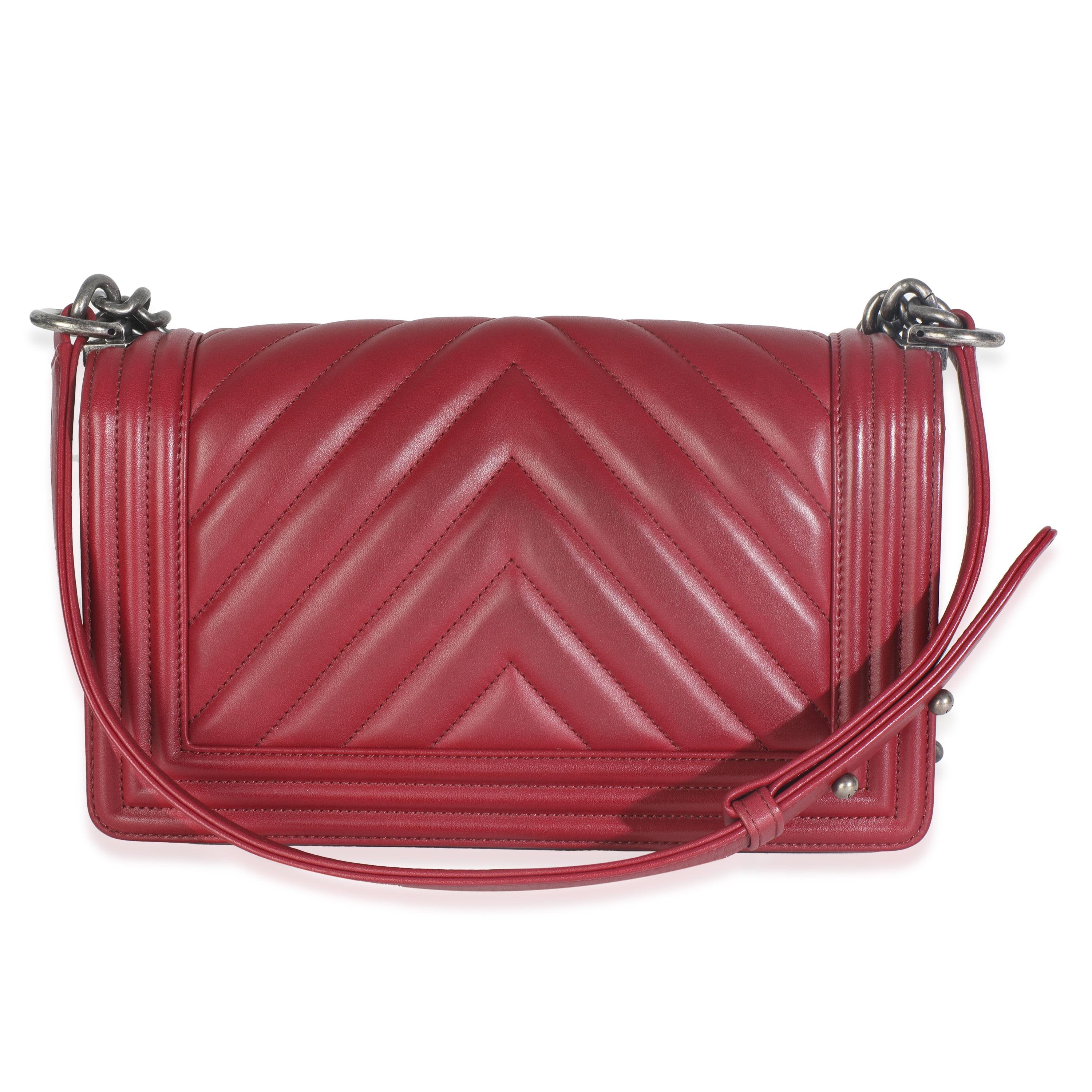 Título del listado: Chanel Bolso Boy Mediano de Piel de Cordero Chevron Borgoña
SKU: 149082
Estado: Seminuevo 
Descripción del estado: Un clásico instantáneo, el bolso Boy de Chanel se presentó en 2011. El bolso acolchado fue diseñado por el difunto