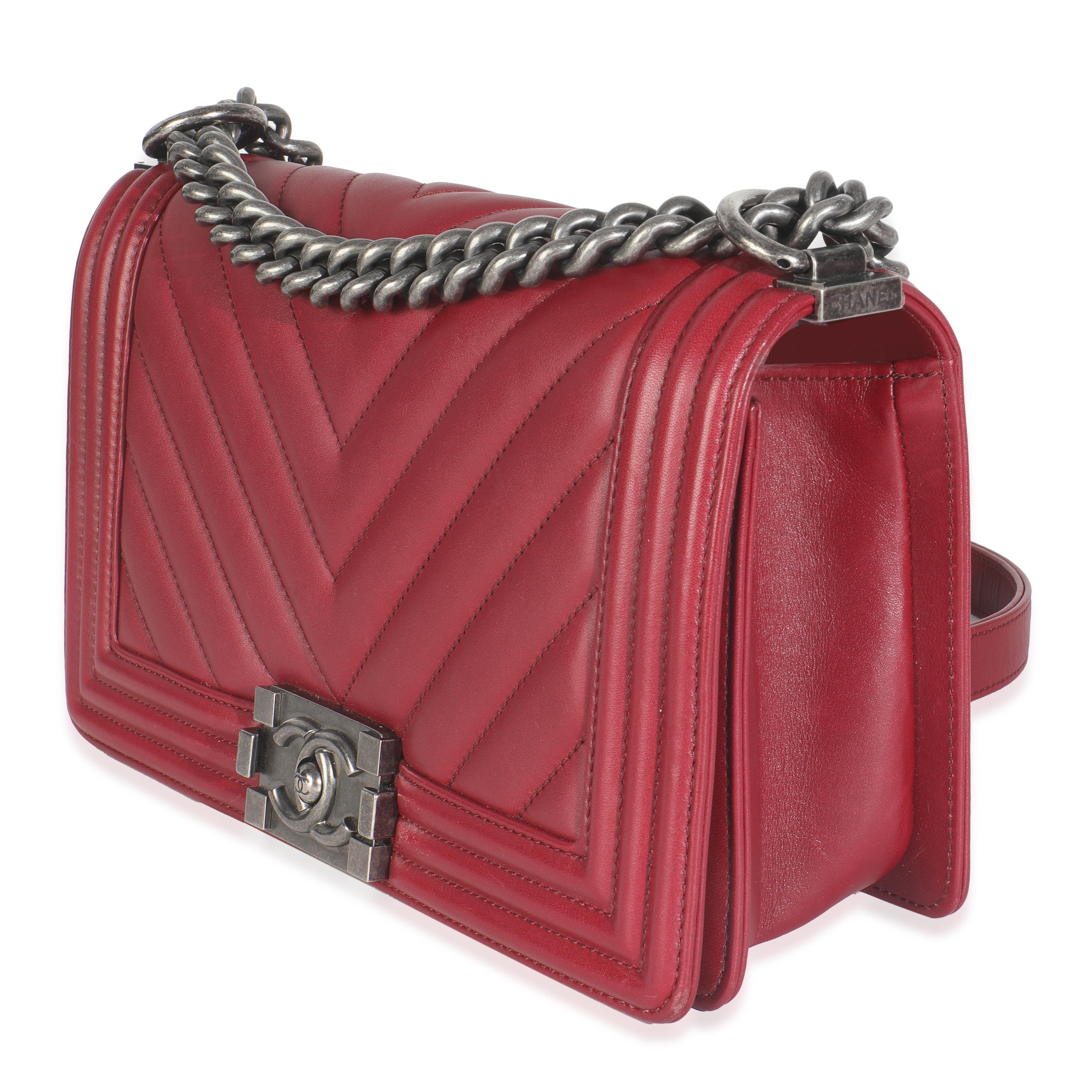 Chanel Bolso Boy Mediano Piel de Cordero Chevron Borgoña en Bueno estado para la venta en New York, NY