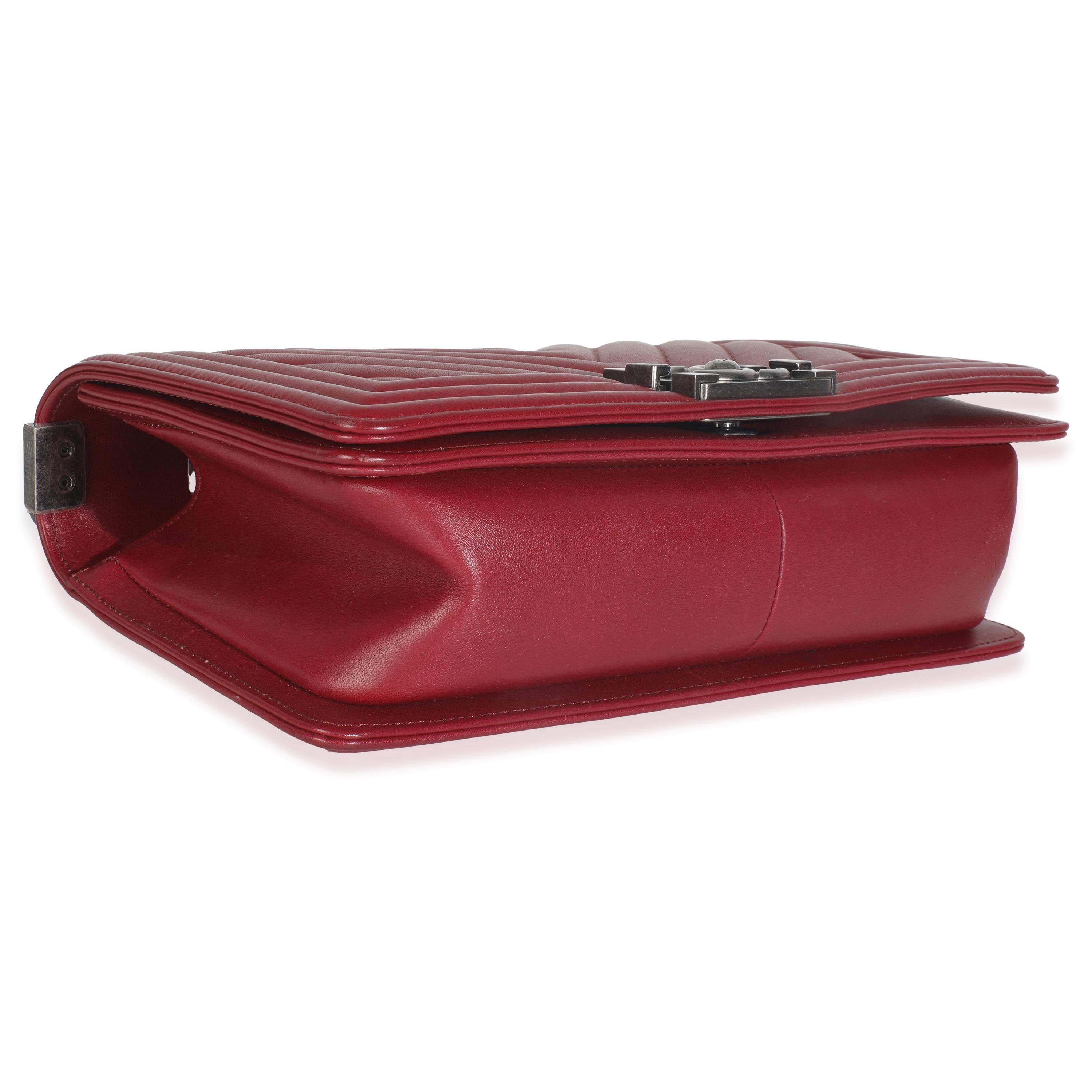 Chanel Bolso Boy Mediano Piel de Cordero Chevron Borgoña en venta 2