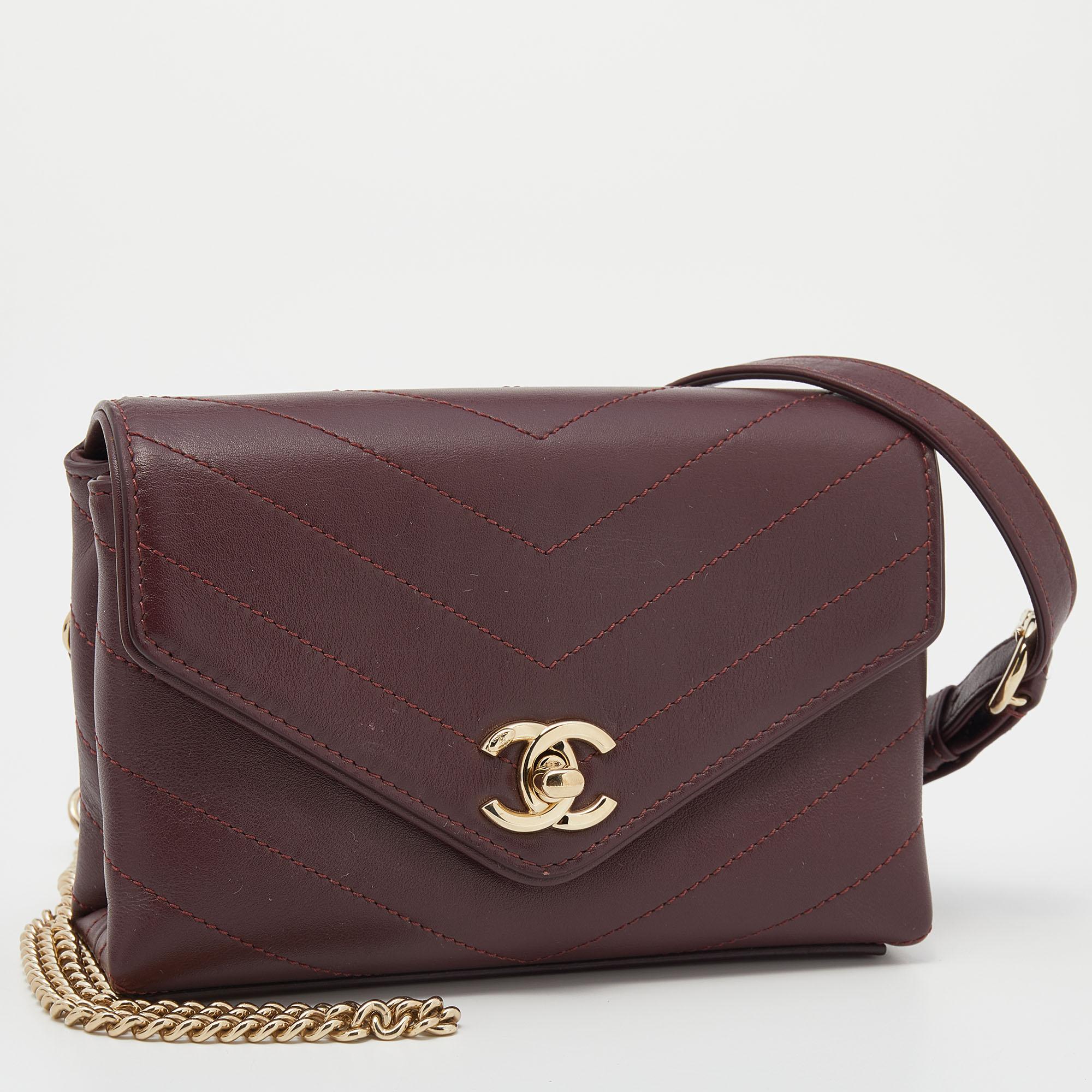 Chanel Burgundy Chevron Leather Chain Waist Bag In Good Condition In Dubai, Al Qouz 2