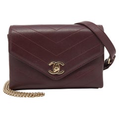 Chanel Burgunderfarbene Chevron-Tasche aus Leder mit Kette