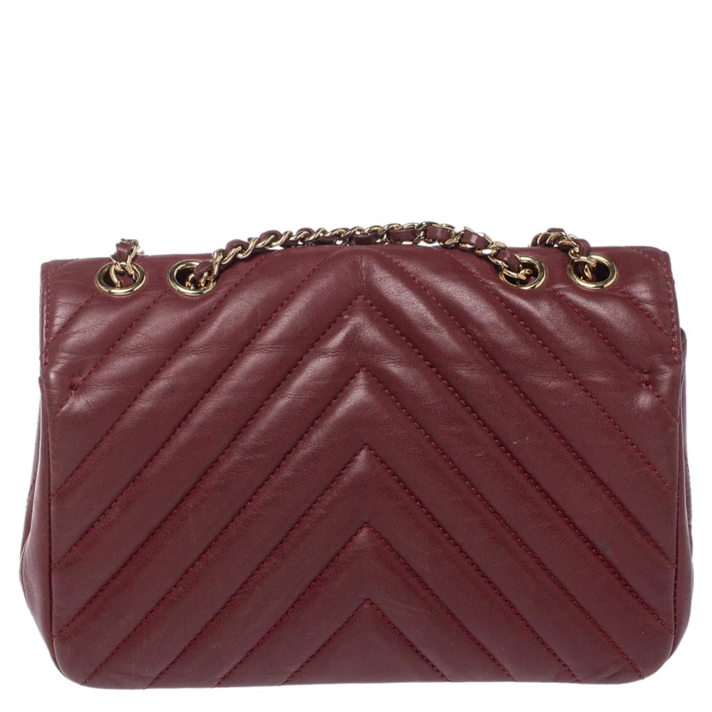 We are in utter awe of this flap bag from Chanel as it is appealing in a surreal way. Exquisitely crafted from burgundy leather in a chevron quilt design, it bears the signature label on the fabric interior and the iconic CC turn-lock on the flap.