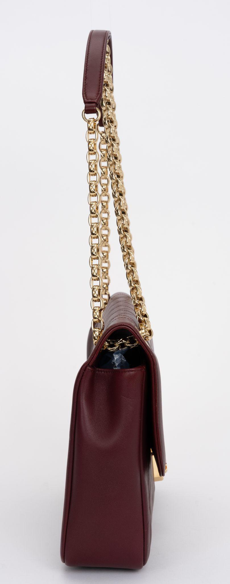 Chanel auténtico bolso de solapa jumbo de piel burdeos y herrajes en tono dorado Chic with me. Caída del hombro 9