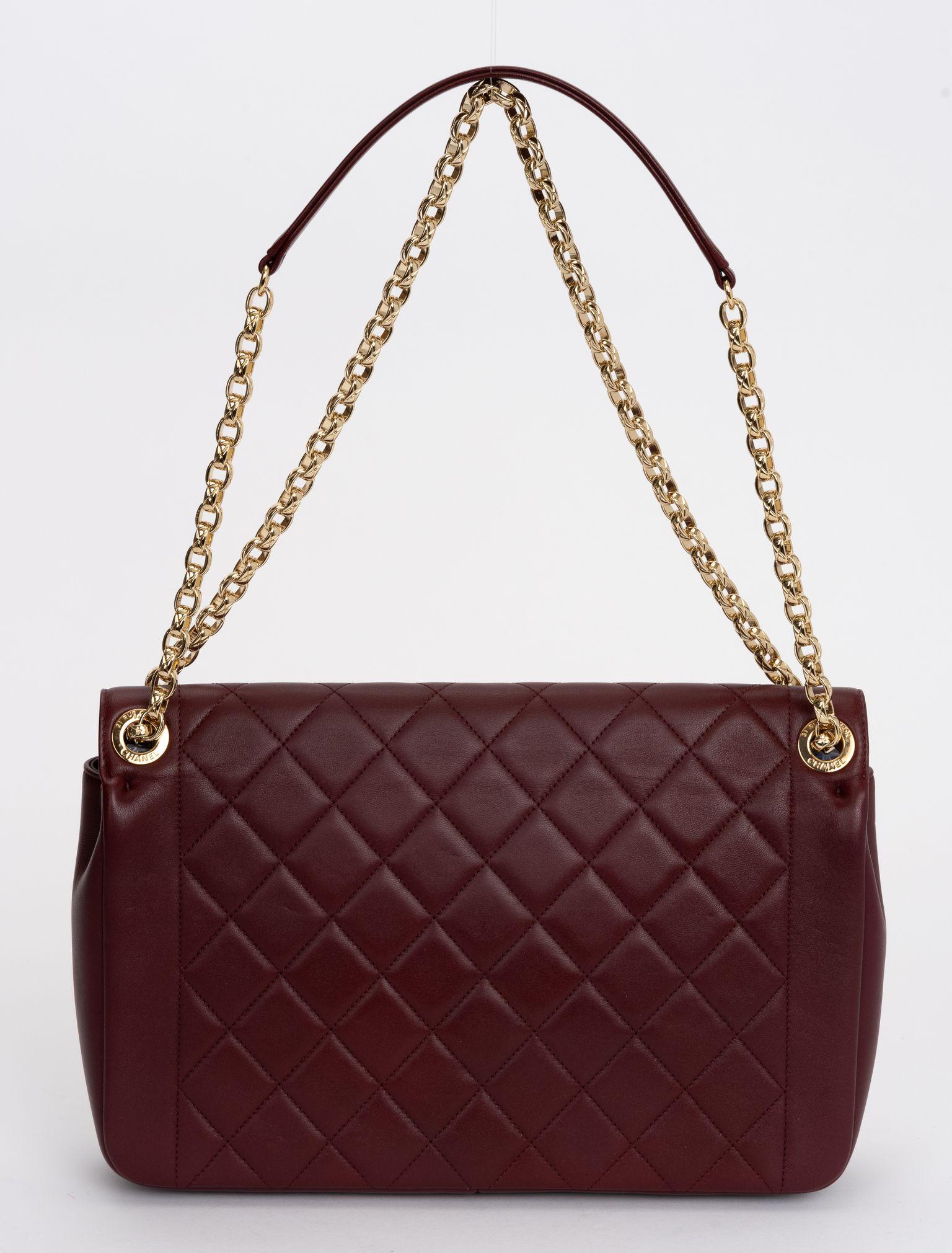 Chanel Chic Me Borgoña Solapa Jumbo Negro en venta