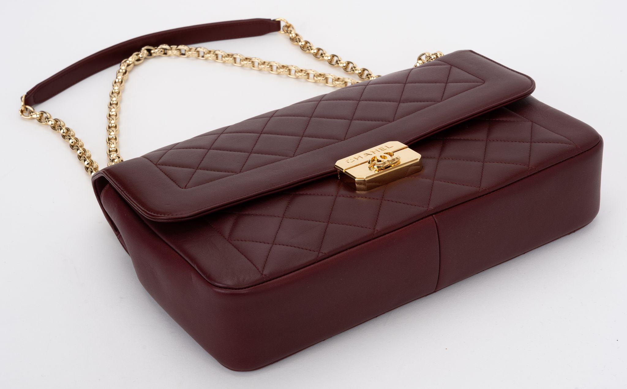 Chanel Chic Me Borgoña Solapa Jumbo en Excelente estado para la venta en West Hollywood, CA