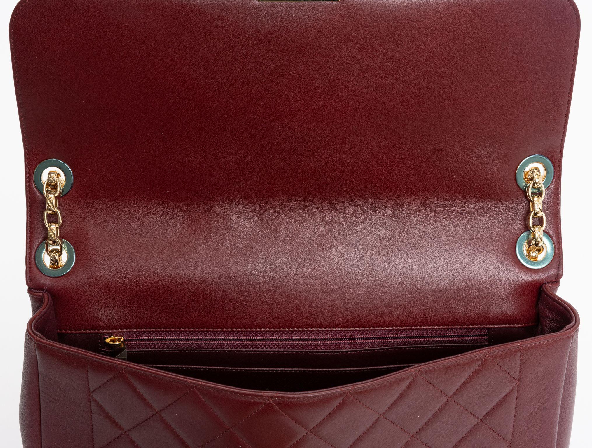 Chanel Chic Me Borgoña Solapa Jumbo en venta 1