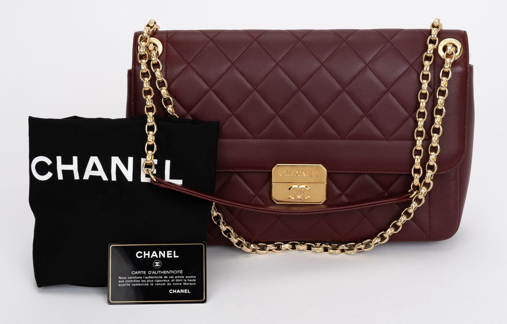 Chanel Chic Me Borgoña Solapa Jumbo en venta 3