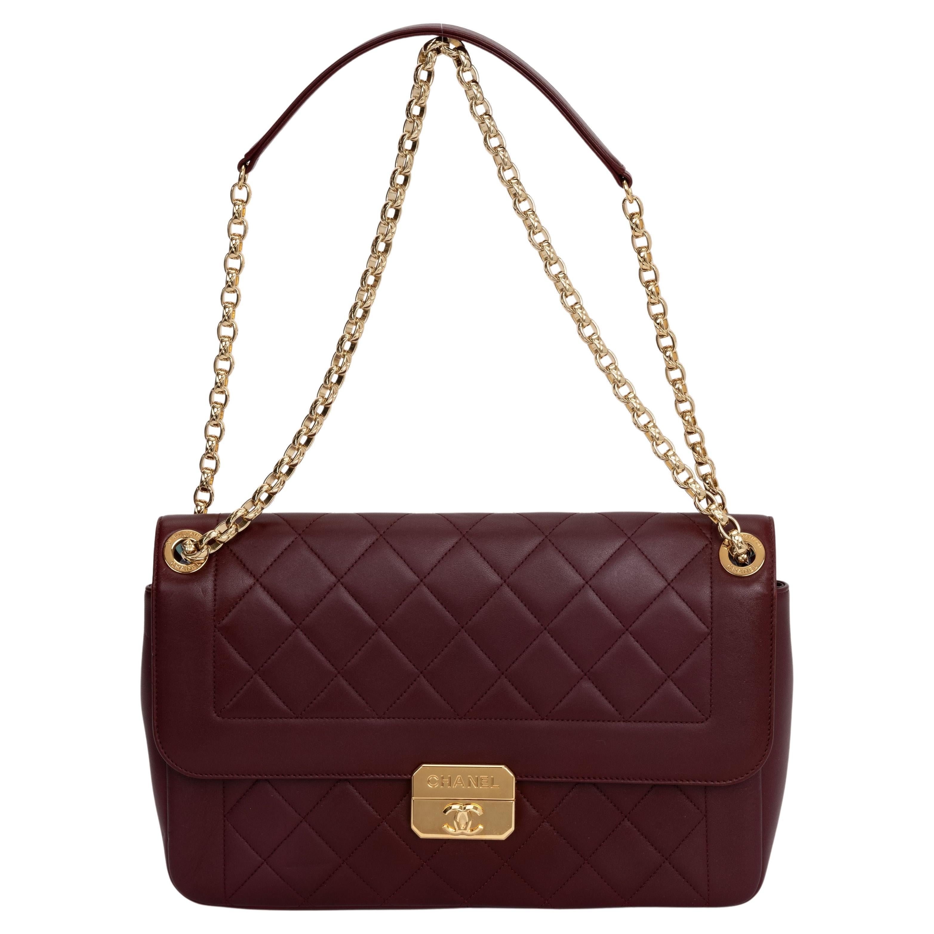 Chanel Chic Me Borgoña Solapa Jumbo en venta