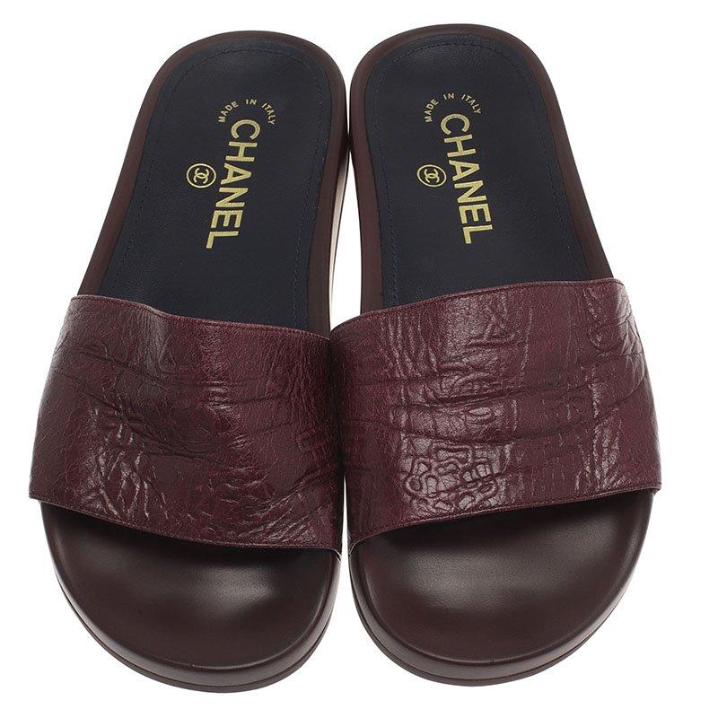 Creativity, simplicity, and elegance are synonymous with the Chanel brand and these slides prove that true. This Chanel embossed leather slide features an open-toe design. It comes with leather lining, the brand’s details and rubber soles with