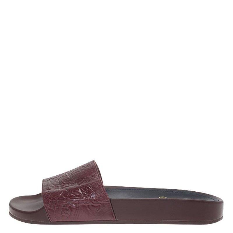 Chanel Burgundy Embossed Leather Slides Size 36 In Good Condition In Dubai, Al Qouz 2