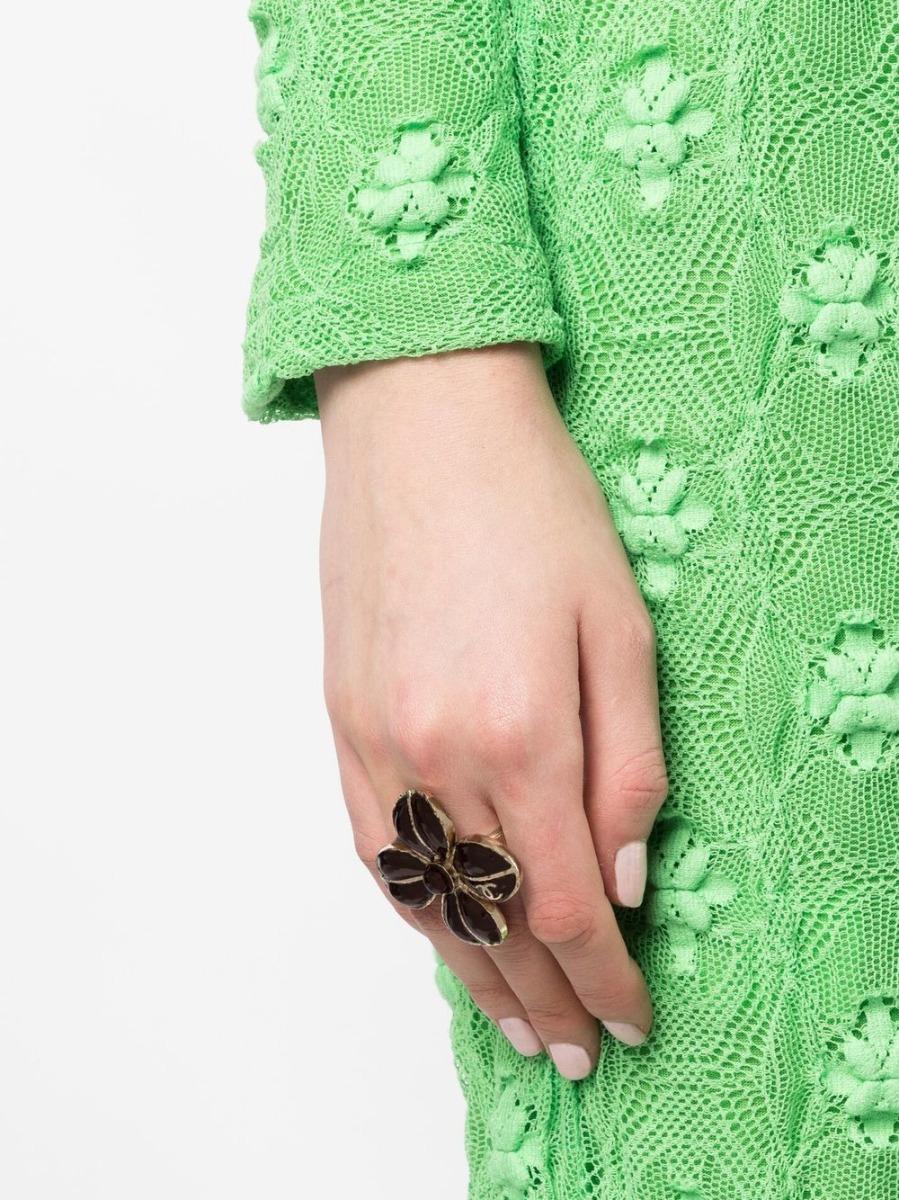 A good luck charm, the four-leaf clover can also symbolize a passionate life and is featured throughout many of Chanel's collections - past and present. Designed from gold-toned metal, the ring features burgundy enamelling and champagne gilding.