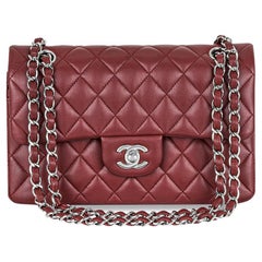Chanel Burgunderfarbene Lammfell-Tasche mit doppelter Klappe