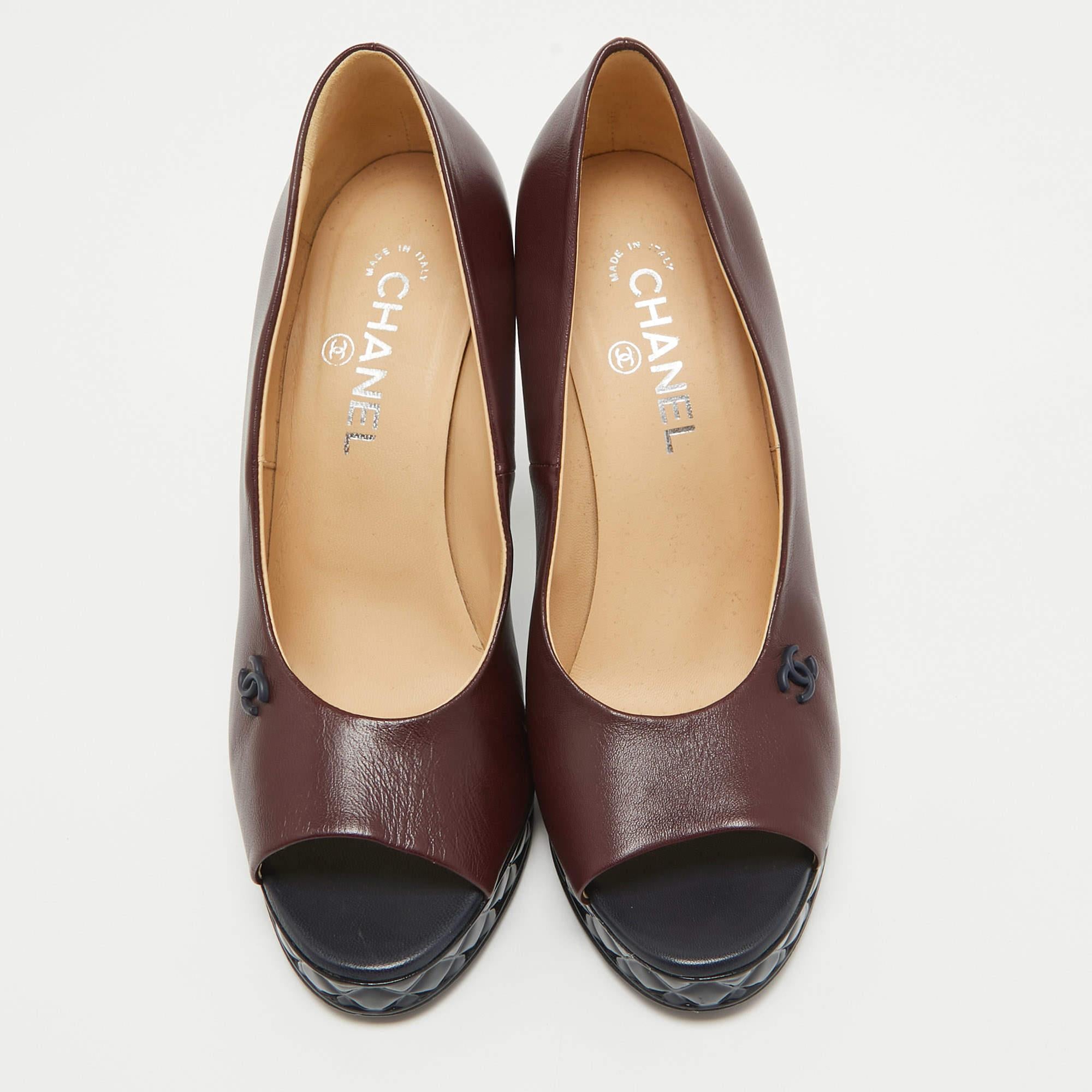 Chanel Burgundy Leather CC Open Toe Platform Pumps Size 40 In Good Condition For Sale In Dubai, Al Qouz 2