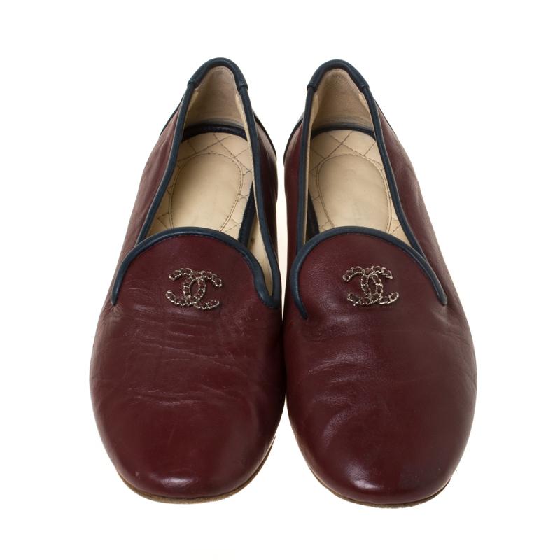 These burgundy loafers from the house of Chanel are simply amazing. Crafted from leather, these flats feature round toes and CC detailing on the uppers. They come with leather-lined insoles with brand detailing.

Includes: The Luxury Closet