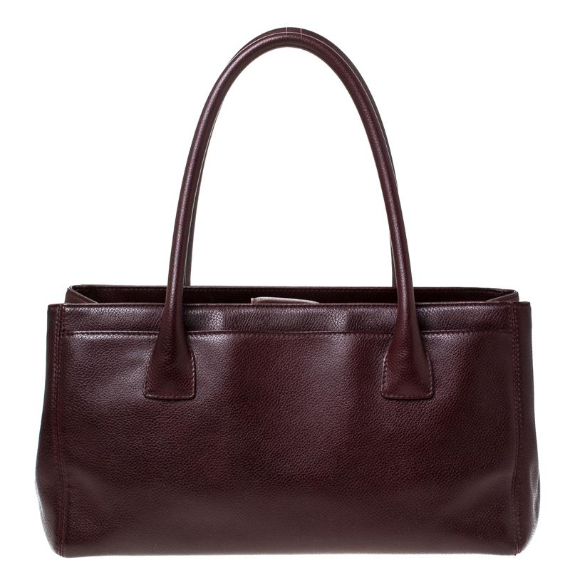 This Chanel Cerf Executive tote is classy and functional. Crafted from leather and lined with fabric on the insides which is fitted with a zip pocket, this bag is equipped with two rolled handles and protective metal feet at the bottom. It has the