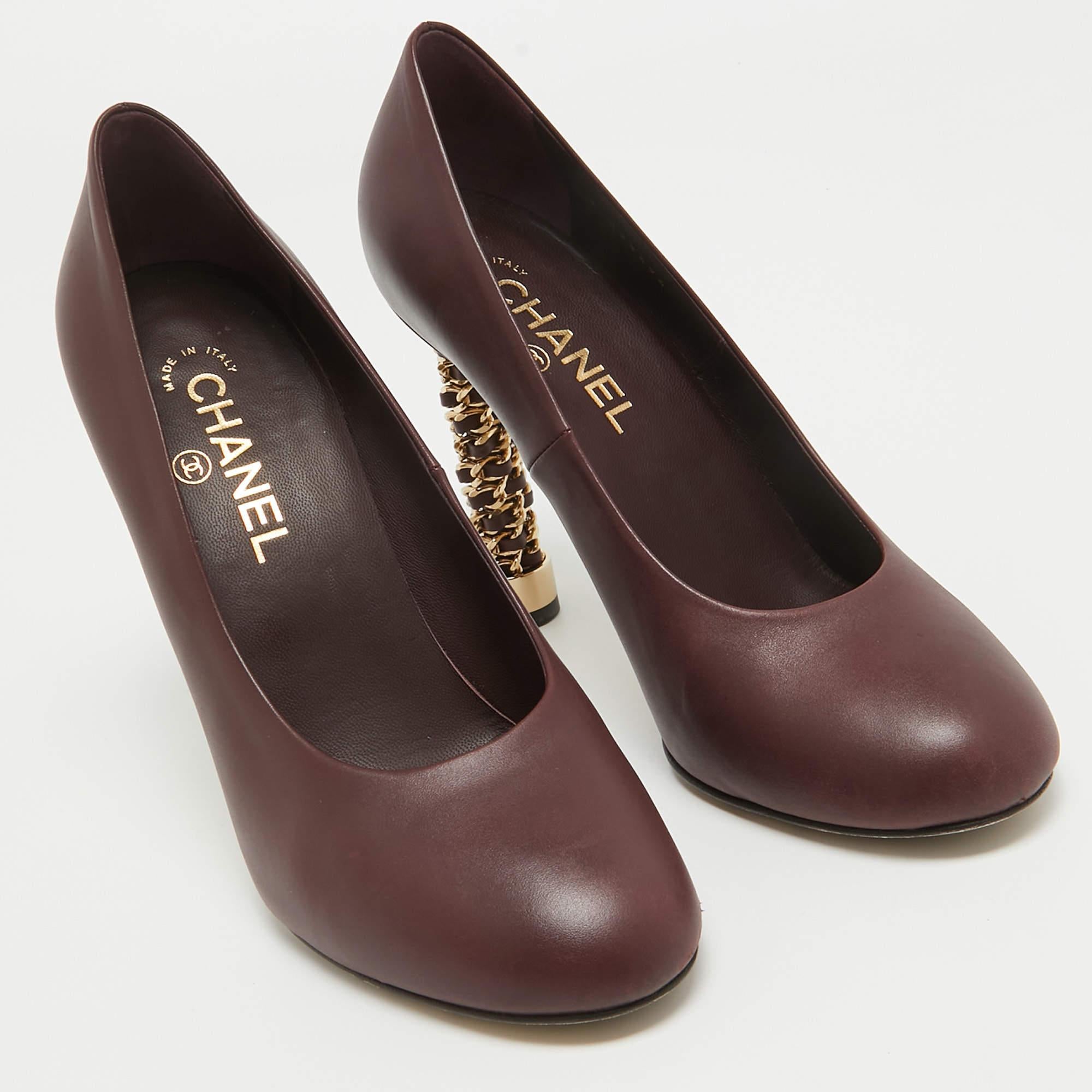 Chanel Burgundy Leather Chain Detail Heel Pumps Size 39.5 In Fair Condition In Dubai, Al Qouz 2