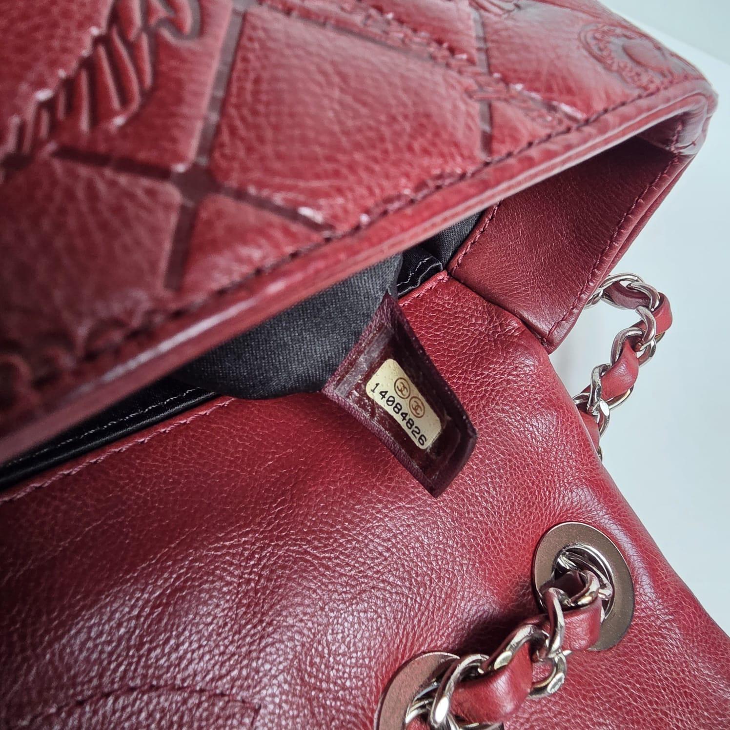 Chanel - Sac à rabat moyen en cuir bourgogne avec emblème Lucky Charm en vente 9