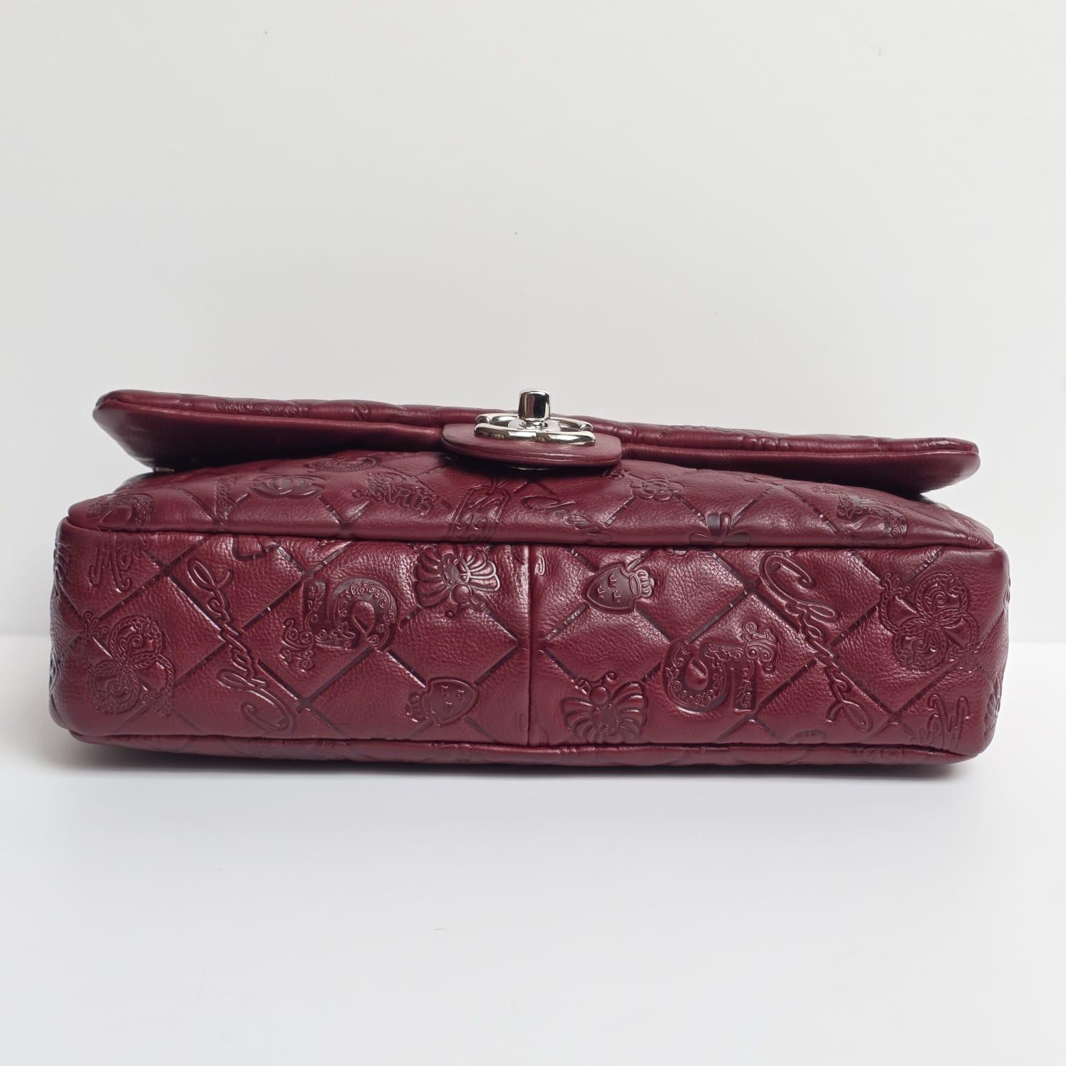 Chanel - Sac à rabat moyen en cuir bourgogne avec emblème Lucky Charm en vente 10