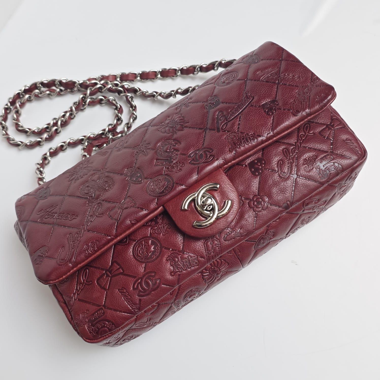Noir Chanel - Sac à rabat moyen en cuir bourgogne avec emblème Lucky Charm en vente