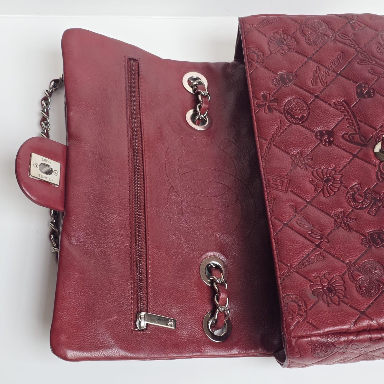 Chanel - Sac à rabat moyen en cuir bourgogne avec emblème Lucky Charm Unisexe en vente