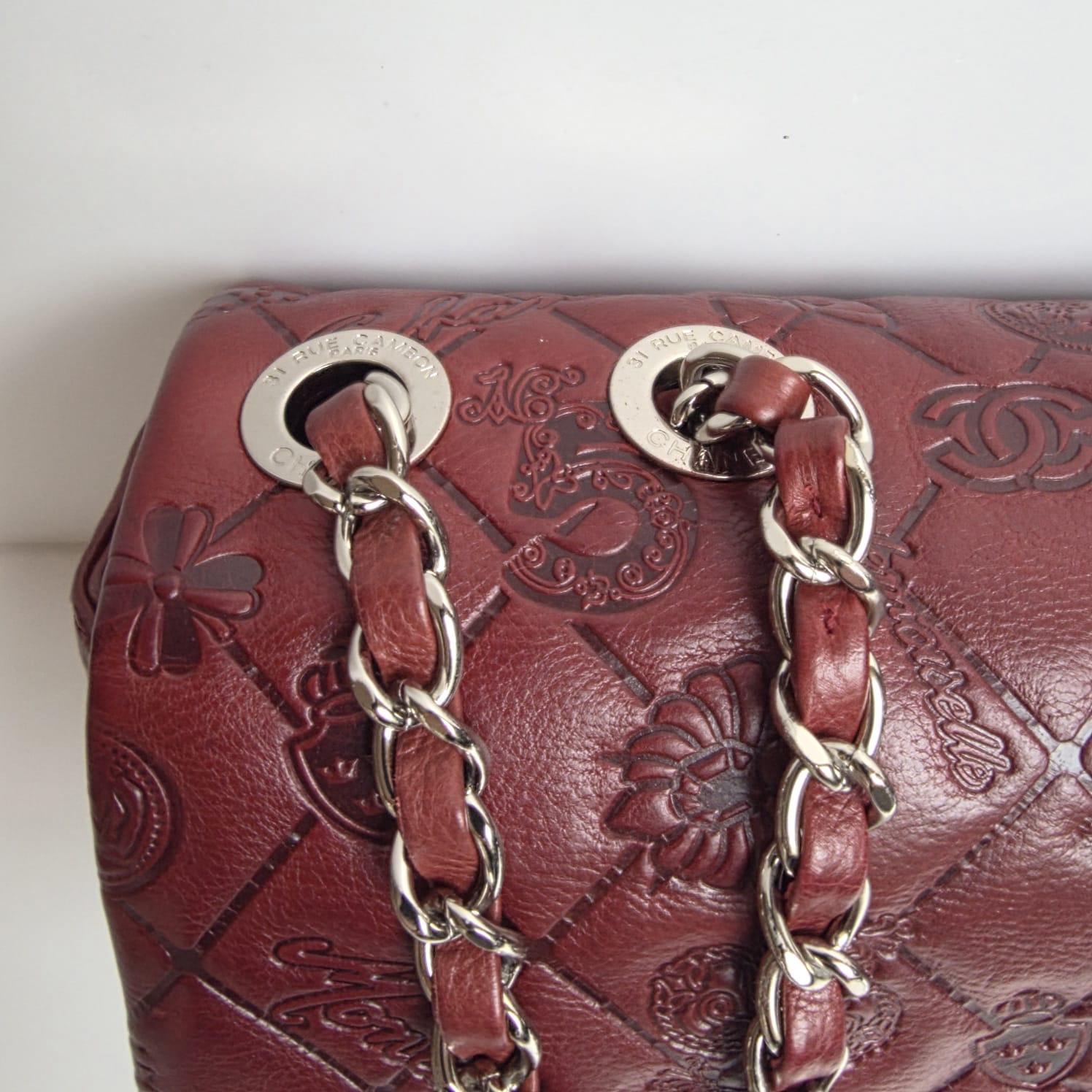 Chanel - Sac à rabat moyen en cuir bourgogne avec emblème Lucky Charm en vente 2