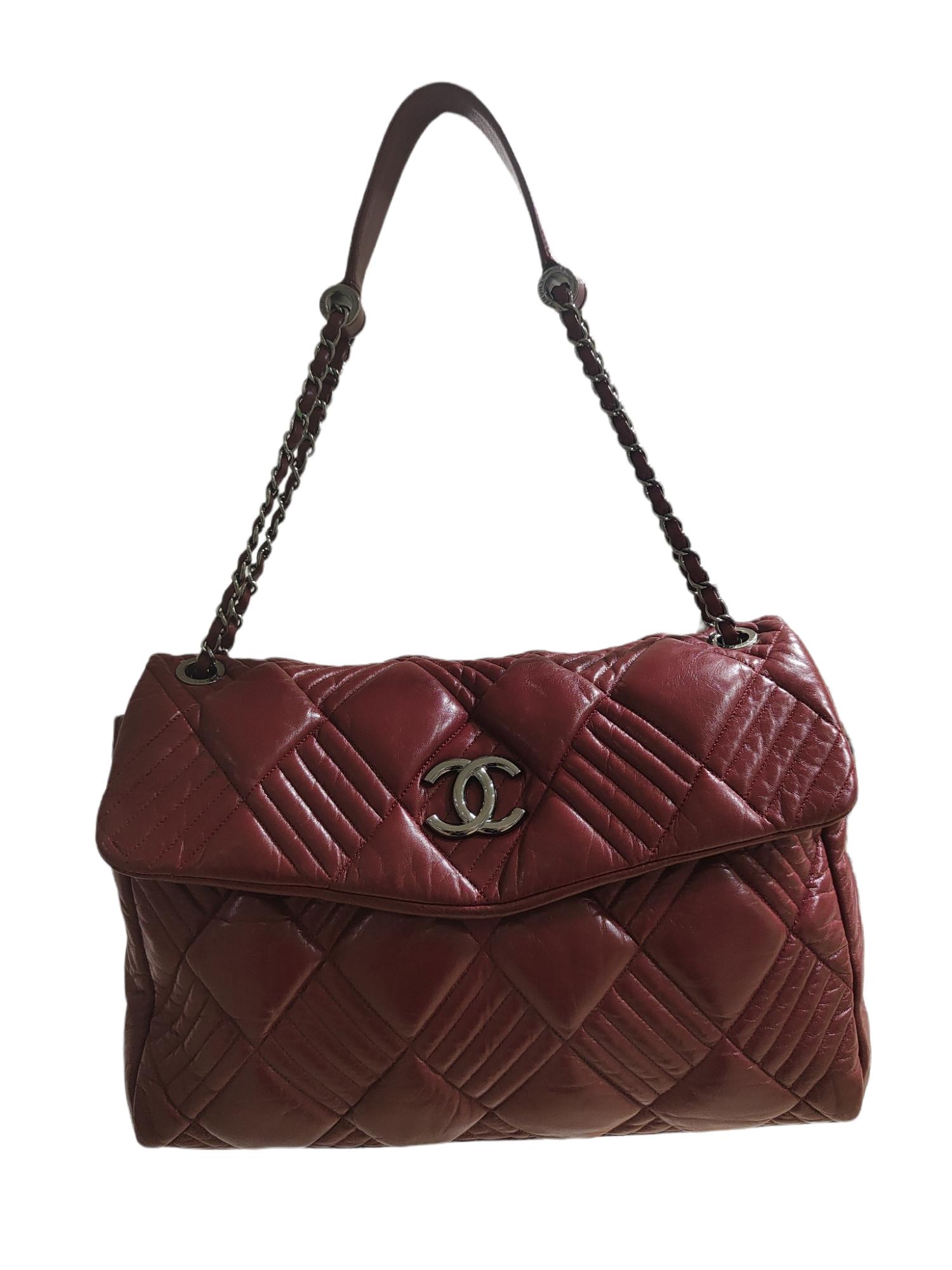 Women's or Men's Chanel burgundy leather shoulder bag For Sale