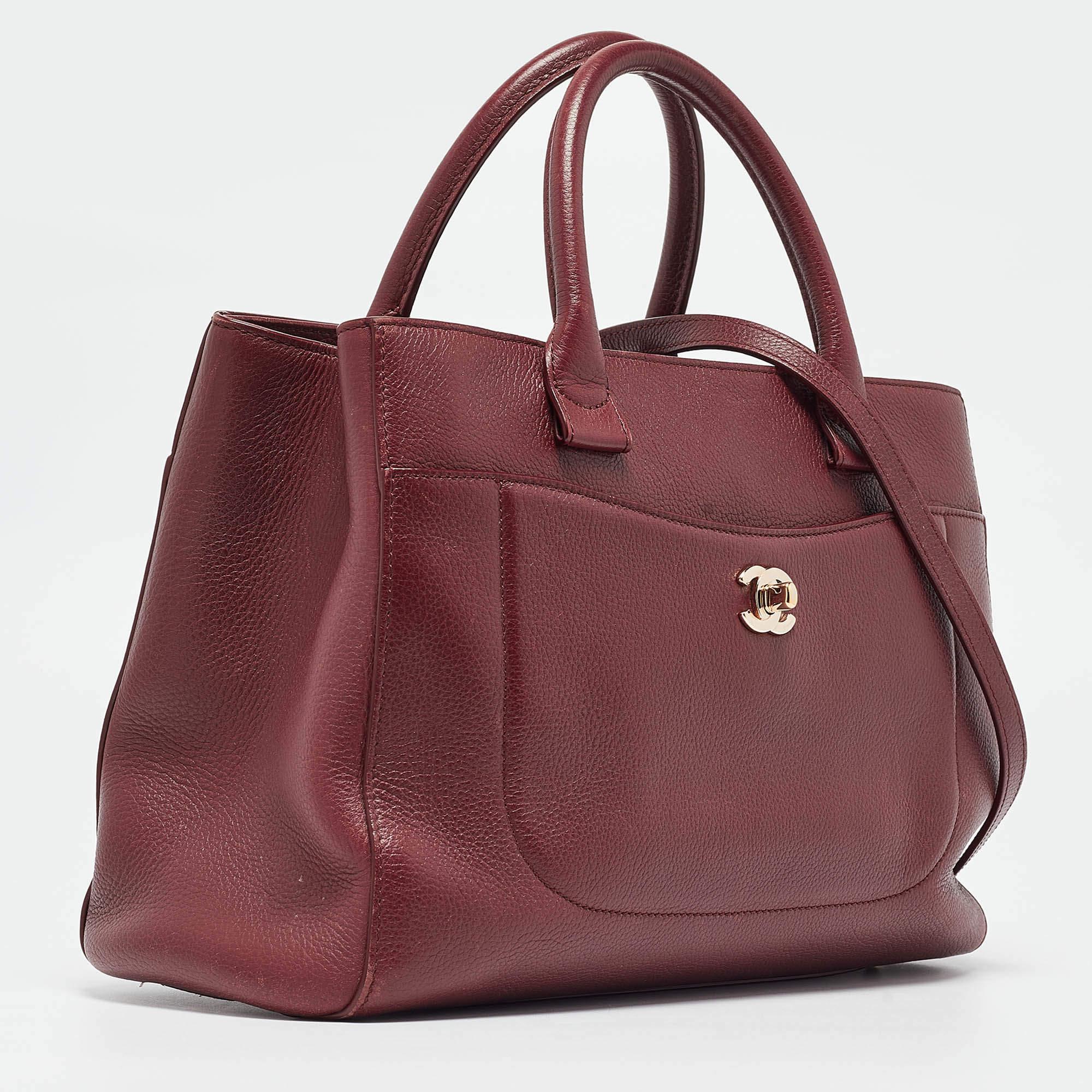 Chanel Burgundy Leather Small Neo Executive Shopper Tote In Good Condition In Dubai, Al Qouz 2
