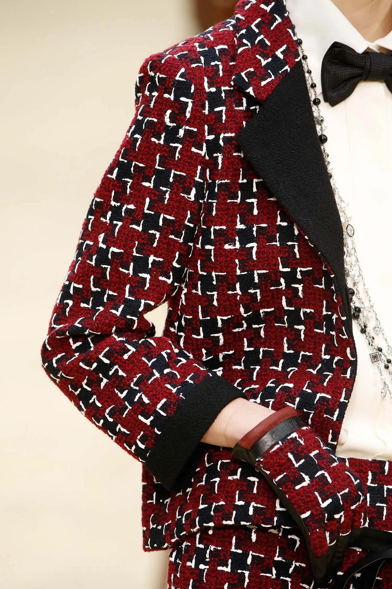 CHANEL burgundy navy black wool 2015 15K HOUNDSTOOTH Tweed Jacket 40 M For Sale 7