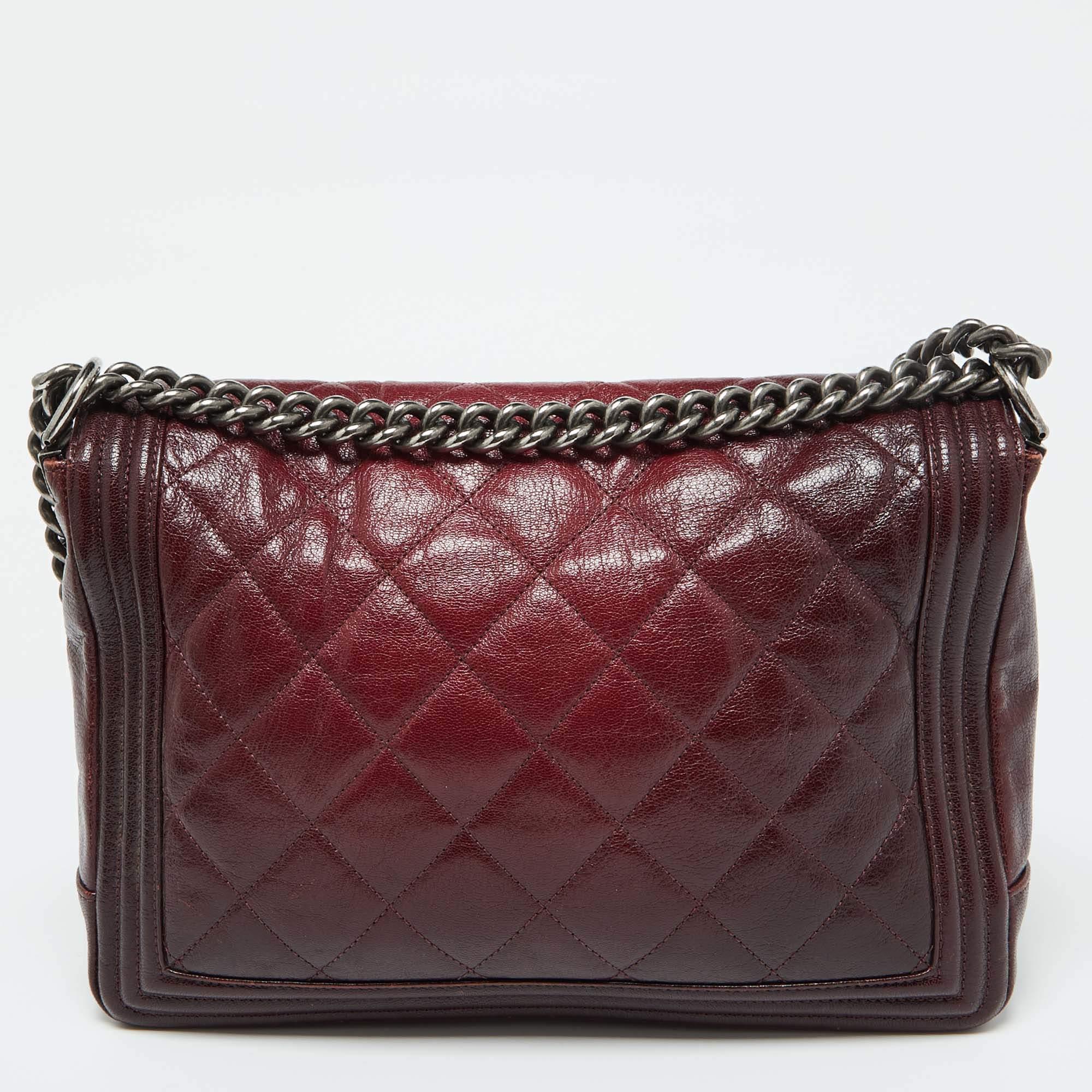 Chanel Burgundy Ombre Quilted Leather Large Boy Flap Bag État moyen - En vente à Dubai, Al Qouz 2